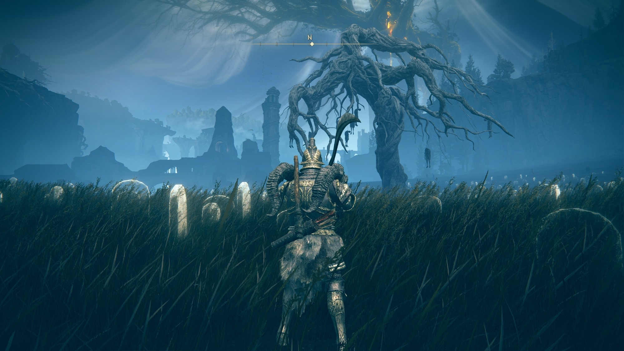 Captura del videojuego Elden Ring. Un árbol marchito de alza frente a la Sinluz protagonista en las Tierras Sombrías. Al fondo, se ve el árbol sombrío y una ciudad calcinada.