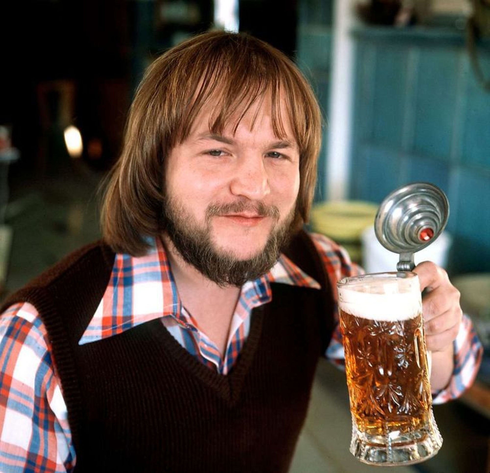 Fredl Fesl (R.I.P.) mit Bierkrug