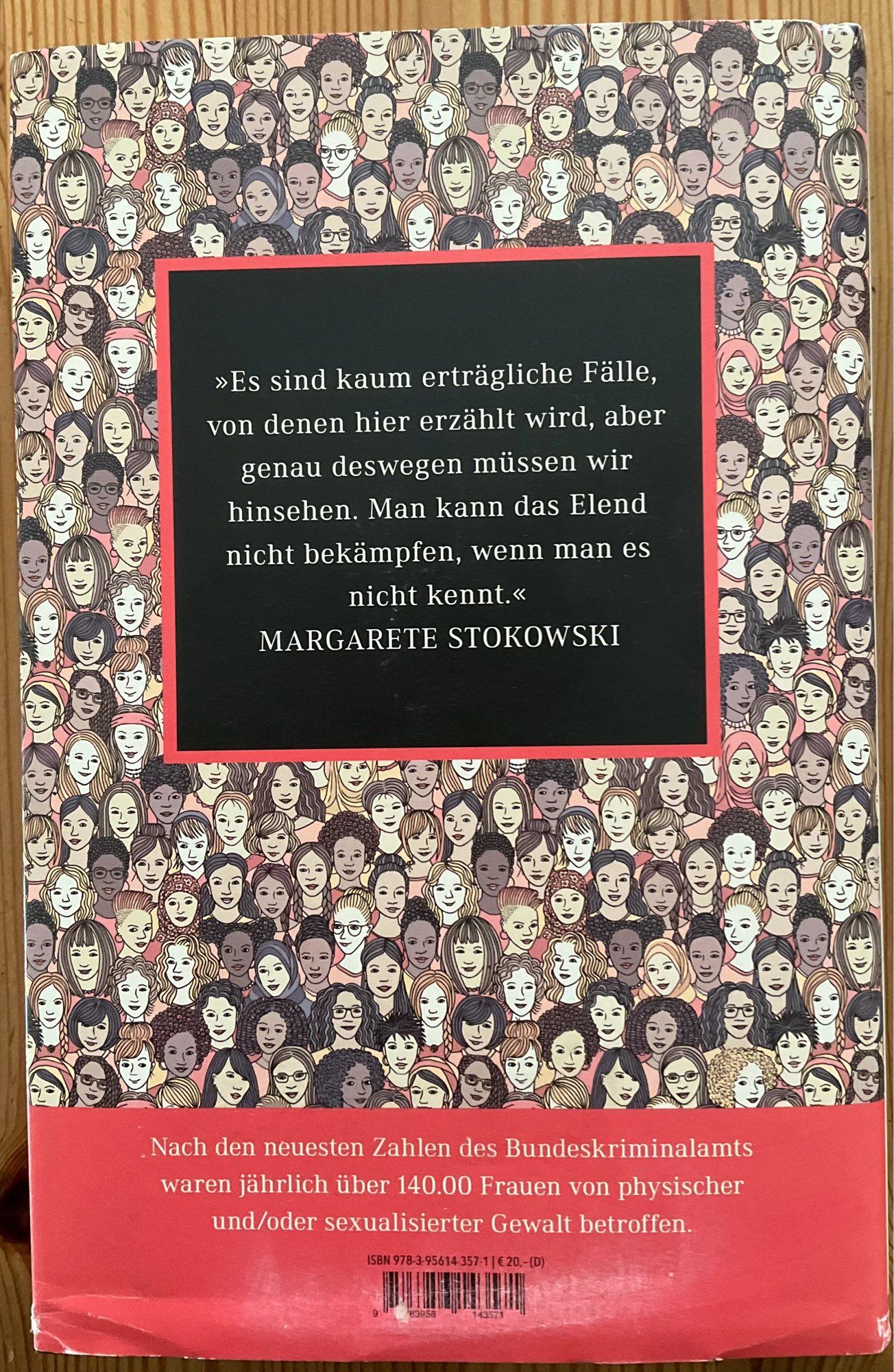 Das Bild zeigt die Rückseite des Buches „AktenEinsicht – Geschichten von Frauen und Gewalt“ von Christina Clemm. Die Gestaltung der Rückseite entspricht der Vorderseite: Es sind zahlreiche Illustrationen von Frauen in verschiedenen Hautfarben, Frisuren und Gesichtszügen dargestellt, was auf die Vielfalt der dargestellten Personen hindeutet.

Zentral auf einem schwarzen Hintergrund befindet sich ein Zitat von Margarete Stokowski:

„Es sind kaum erträgliche Fälle, von denen hier erzählt wird, aber genau deswegen müssen wir hinsehen. Man kann das Elend nicht bekämpfen, wenn man es nicht kennt.“

Unterhalb des Zitats steht in weißer Schrift auf rotem Hintergrund der Hinweis, dass nach den neuesten Zahlen des Bundeskriminalamts jährlich über 140.000 Frauen von physischer und/oder sexualisierter Gewalt betroffen sind.