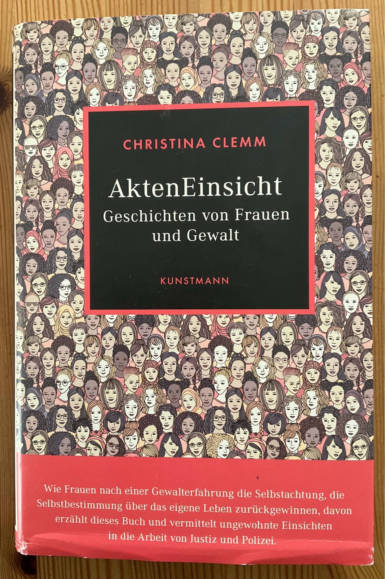 Das Bild zeigt das Buch „AktenEinsicht – Geschichten von Frauen und Gewalt“ von Christina Clemm. Auf dem Buchcover ist eine große Gruppe von illustrierten Frauen unterschiedlicher Herkunft, Hautfarbe und Frisuren abgebildet. Der Titel des Buches ist in der Mitte auf einem schwarzen Hintergrund platziert, mit dem Namen der Autorin in roter Schrift.

Der Untertitel des Buches lautet: „Wie Frauen nach einer Gewalterfahrung die Selbstachtung, die Selbstbestimmung über das eigene Leben zurückgewinnen, davon erzählt dieses Buch und vermittelt ungewohnte Einsichten in die Arbeit von Justiz und Polizei.” Der Verlag „Kunstmann“ ist unten auf dem Cover angegeben.

Das Buch scheint sich mit den Erlebnissen von Frauen auseinanderzusetzen, die Gewalt erfahren haben, und beleuchtet den Umgang der Justiz und Polizei mit solchen Fällen.