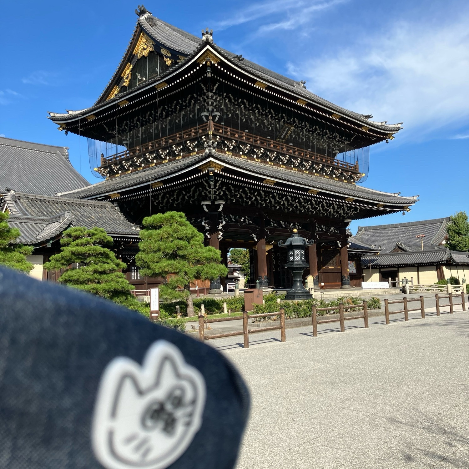 東本願寺の門前で