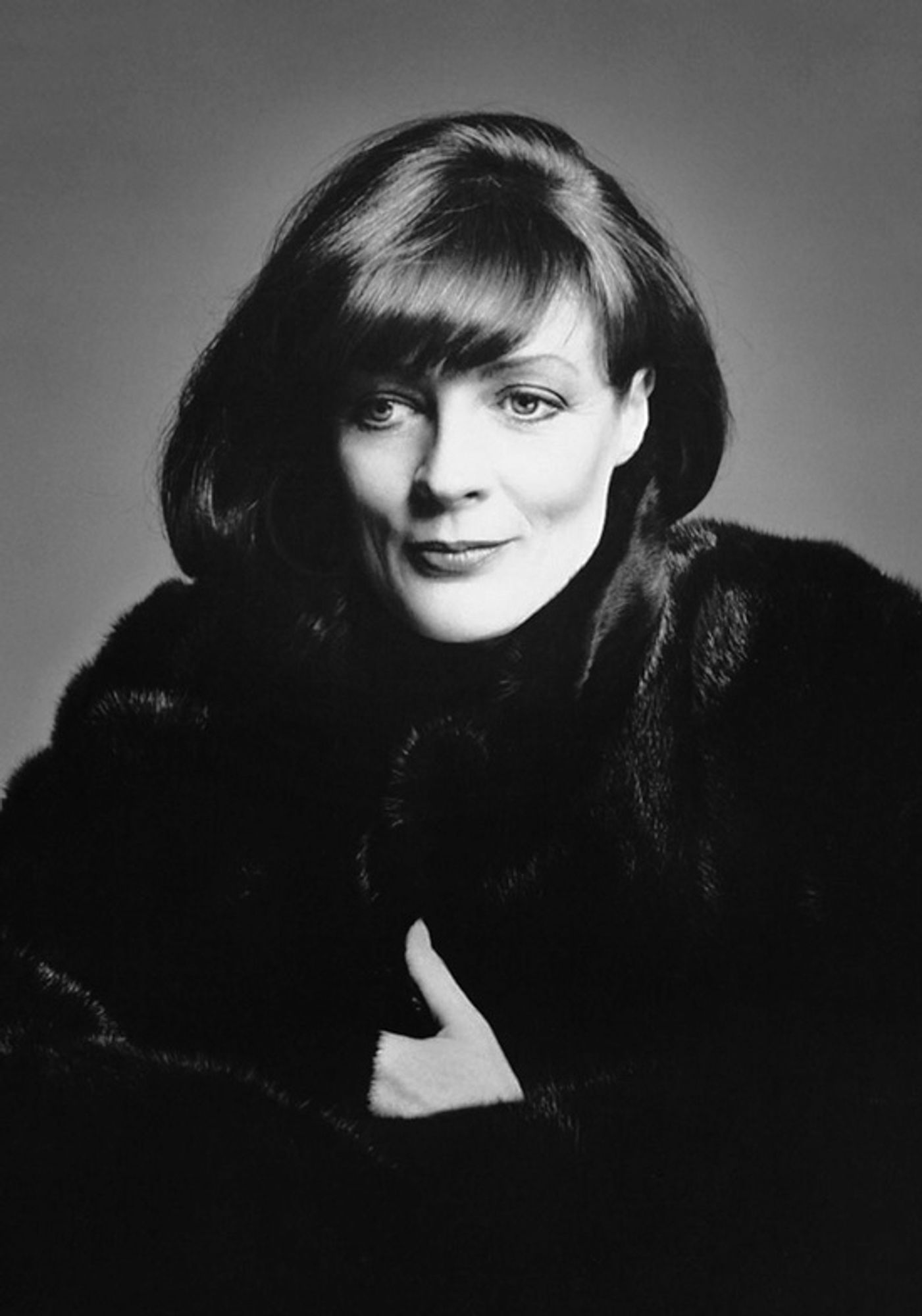 Black and white photo of a young Maggie Smith