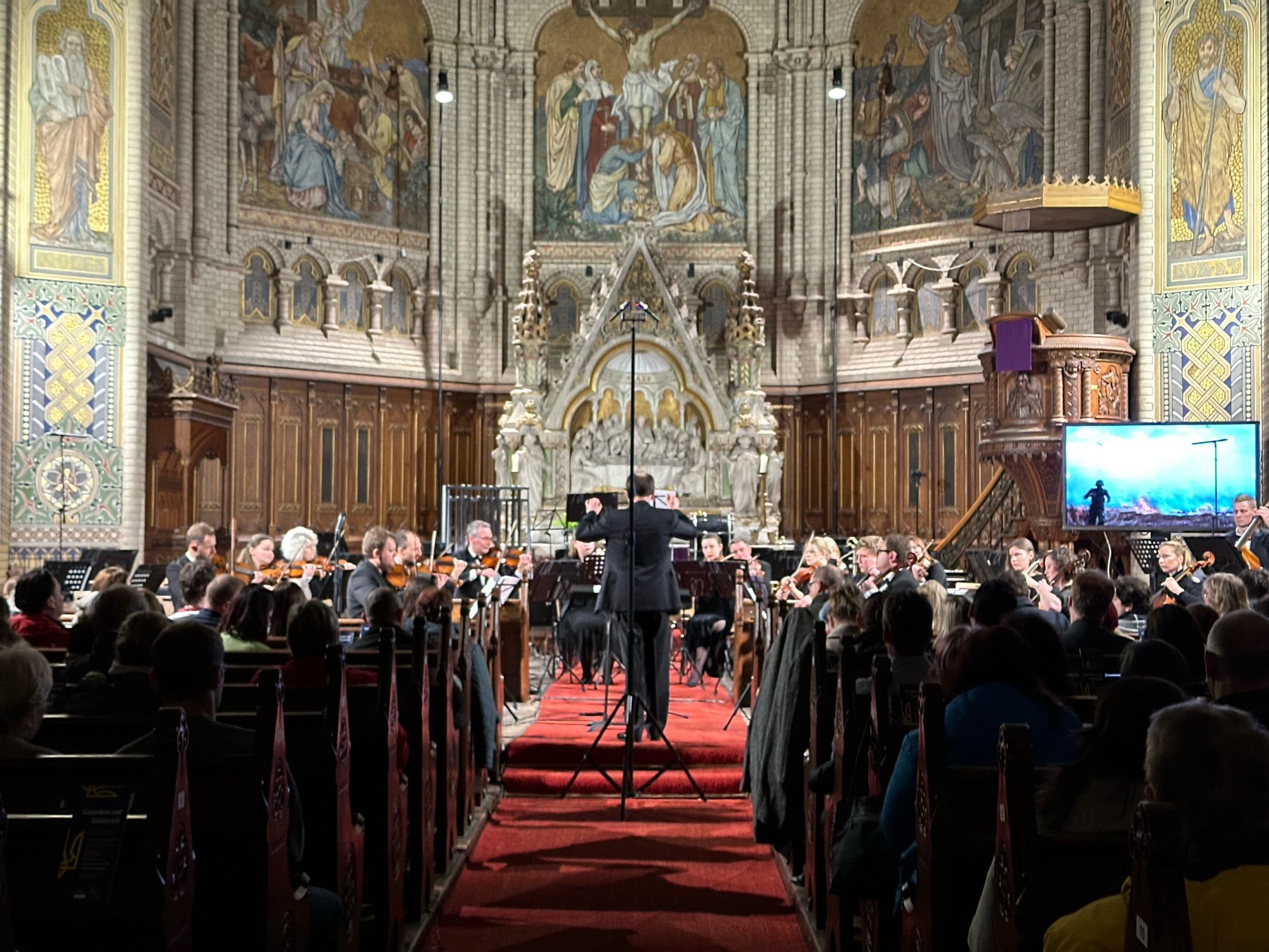 Das Kyiv Symphony Orchestra spielt am 2. Jahrestag der russischen Invasion in der Ukraine in der vollbesetzten Brüderkirche in Altenburg …