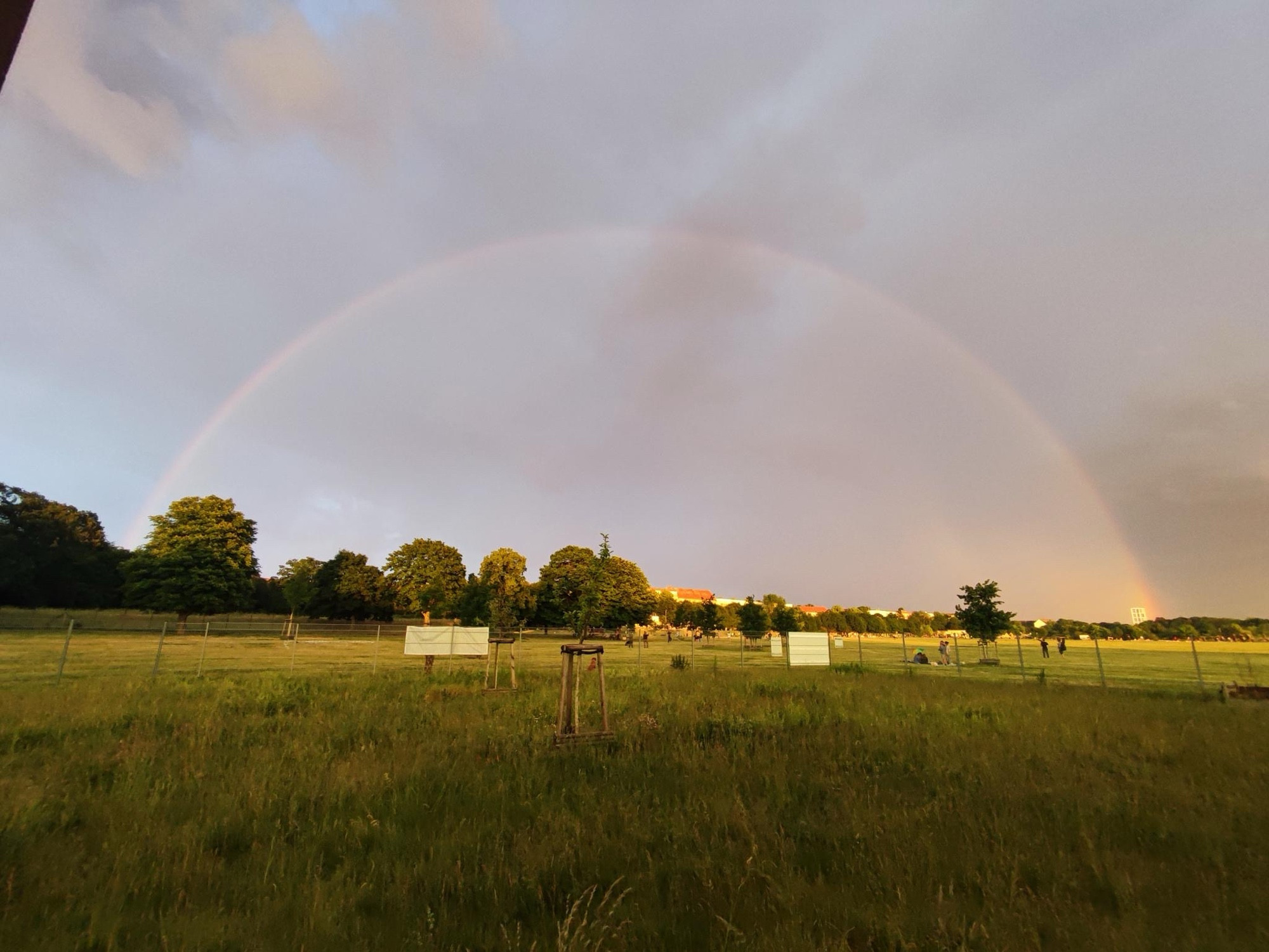 Regenbogen überm tempelhofer feld