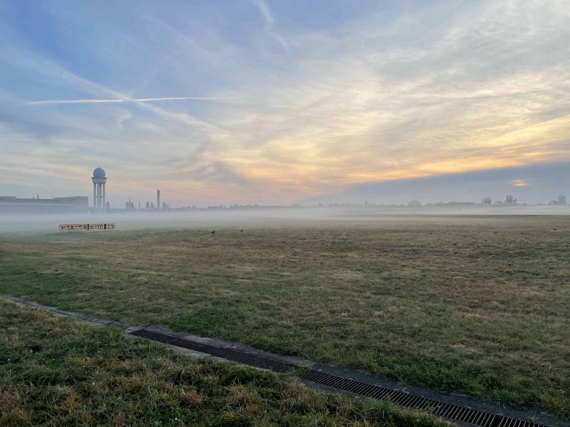 Tempelhofer Feld mit Bodennebel früh am
Morgen