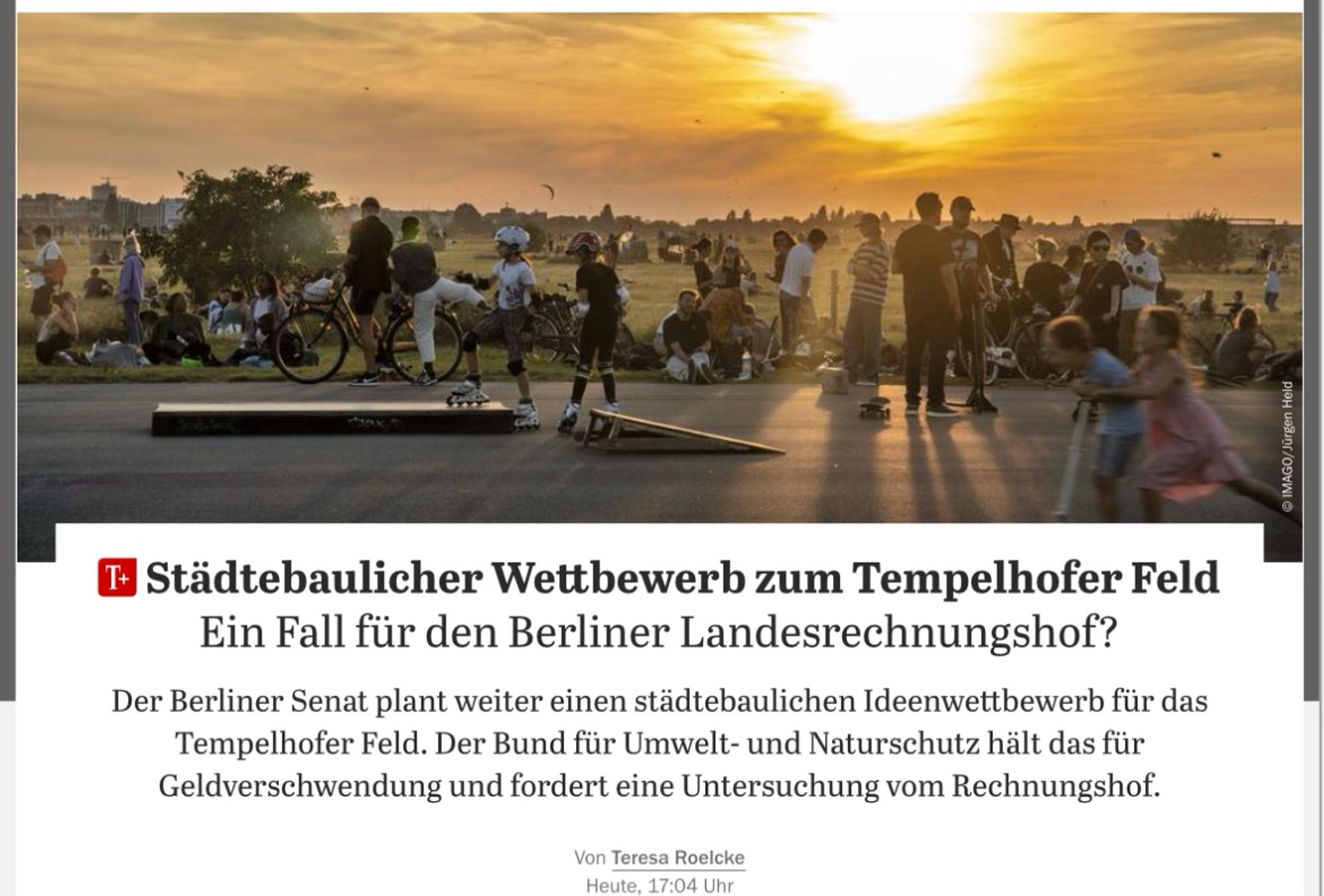 Foto eines Tagesspiegel-Artikels:
Titelfoto - die Skatebahn mit sehr vielen Menschen, vor allem Kindern, in der untergehenden Abendsonne.

Text: „Städtebaulicher Wettbewerb zum Tempelhofer Feld: Ein Fall für den Berliner Landesrechnungshof?
Der Berliner Senat plant weiter einen städtebaulichen Ideenwettbewerb für das Tempelhofer Feld. Der Bund für Umwelt- und Naturschutz hält das für Geldverschwendung und fordert eine Untersuchung vom Rechnungshof.
Von Teresa Roelcke“