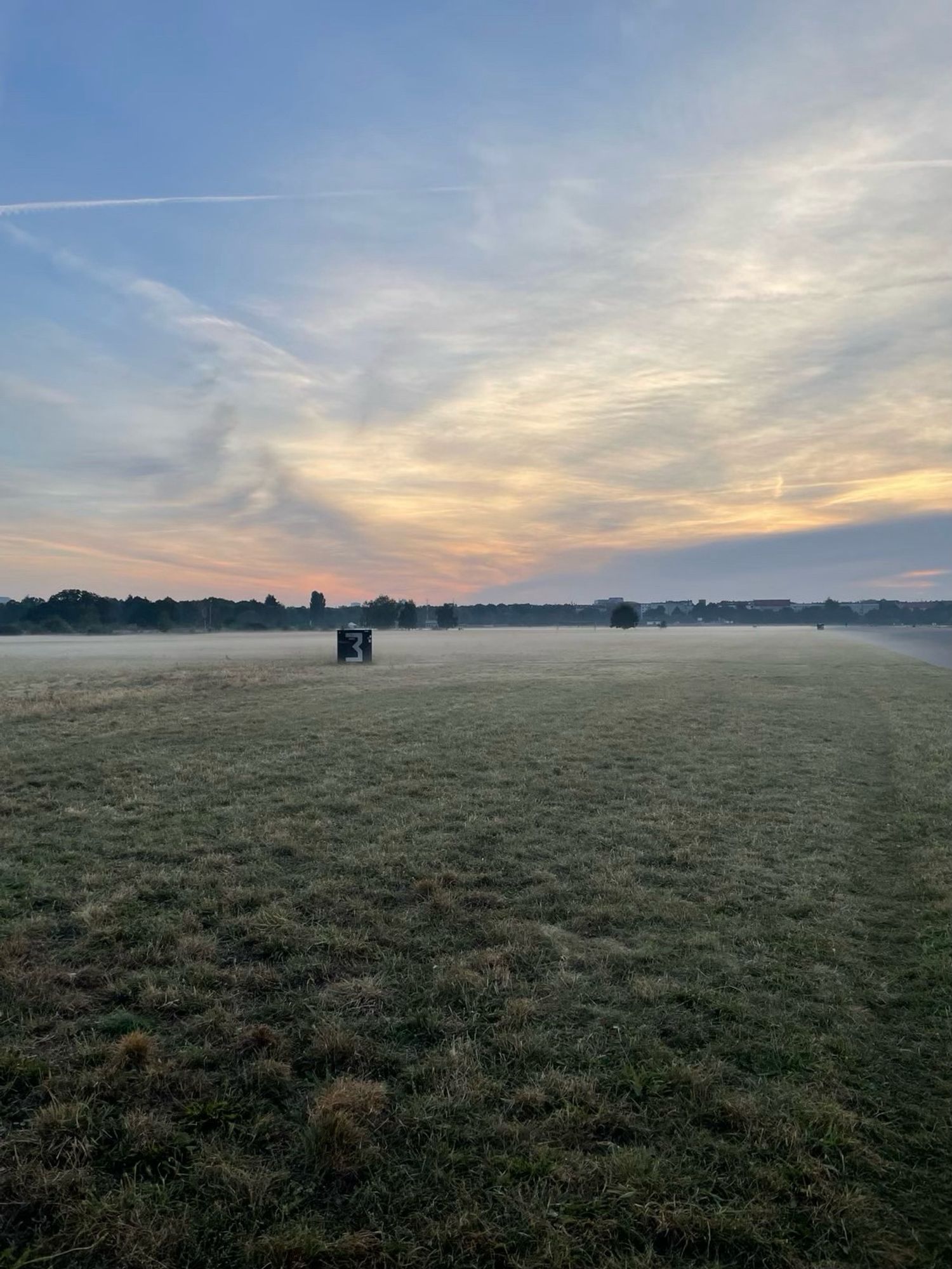 Tempelhofer Feld mit Bodennebel früh am
Morgen