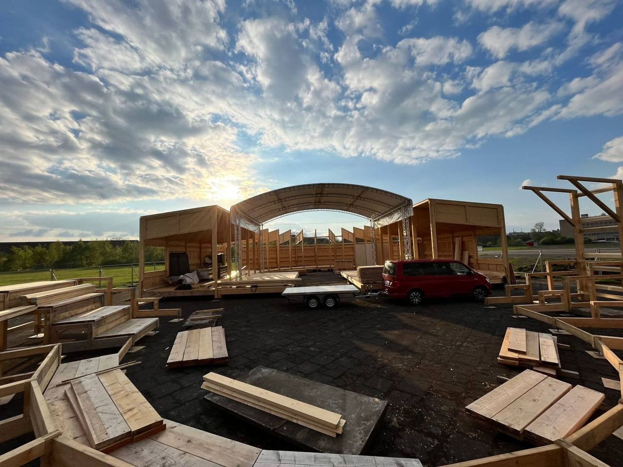 Arbeit am hölzernen Amphitheater auf dem Tempelhofer Feld