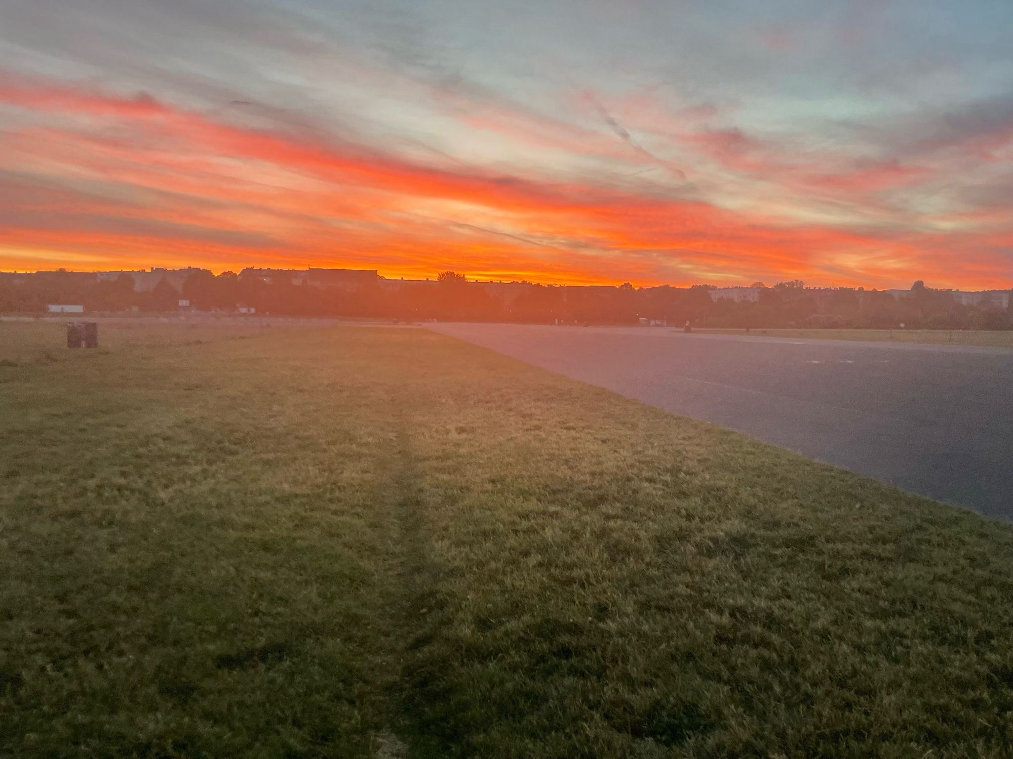 Morgenrot überm Tempelhofer Feld