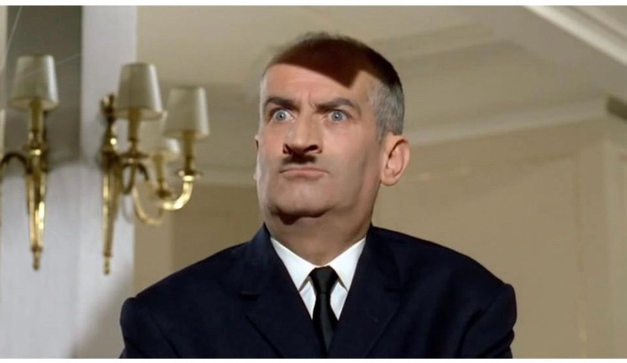 Louis de Funès als Herr Müller mit Scheitel und Bart wie Afolf Hitler