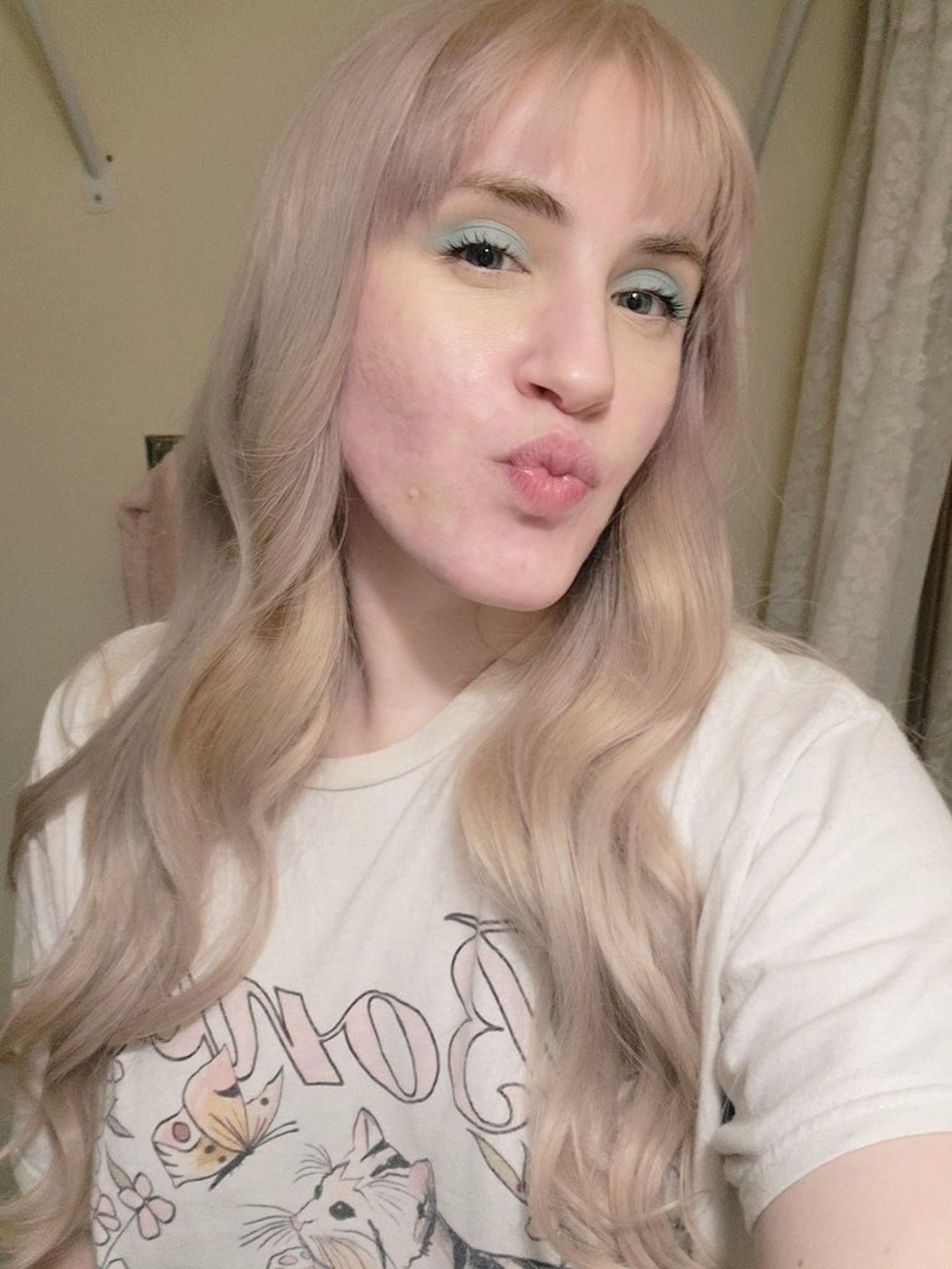 selfie of Flux making kissy face at the camera, w/ freshly done blonde hair