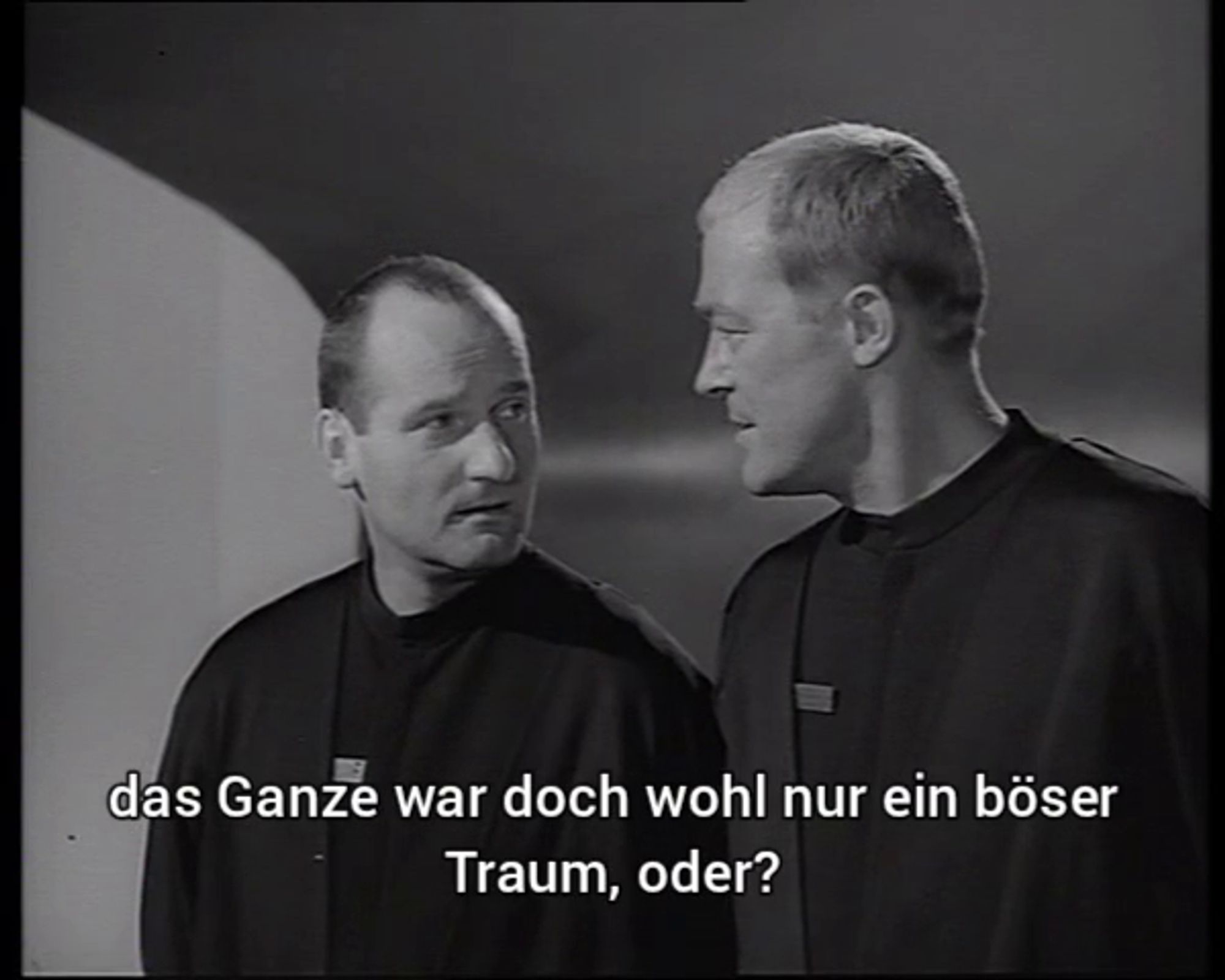 Szene aus "Raumpatrouille". Dialog Hasso und Atan. Untertitel: "das ganze war doch wohl nur ein böser Traum, oder?"