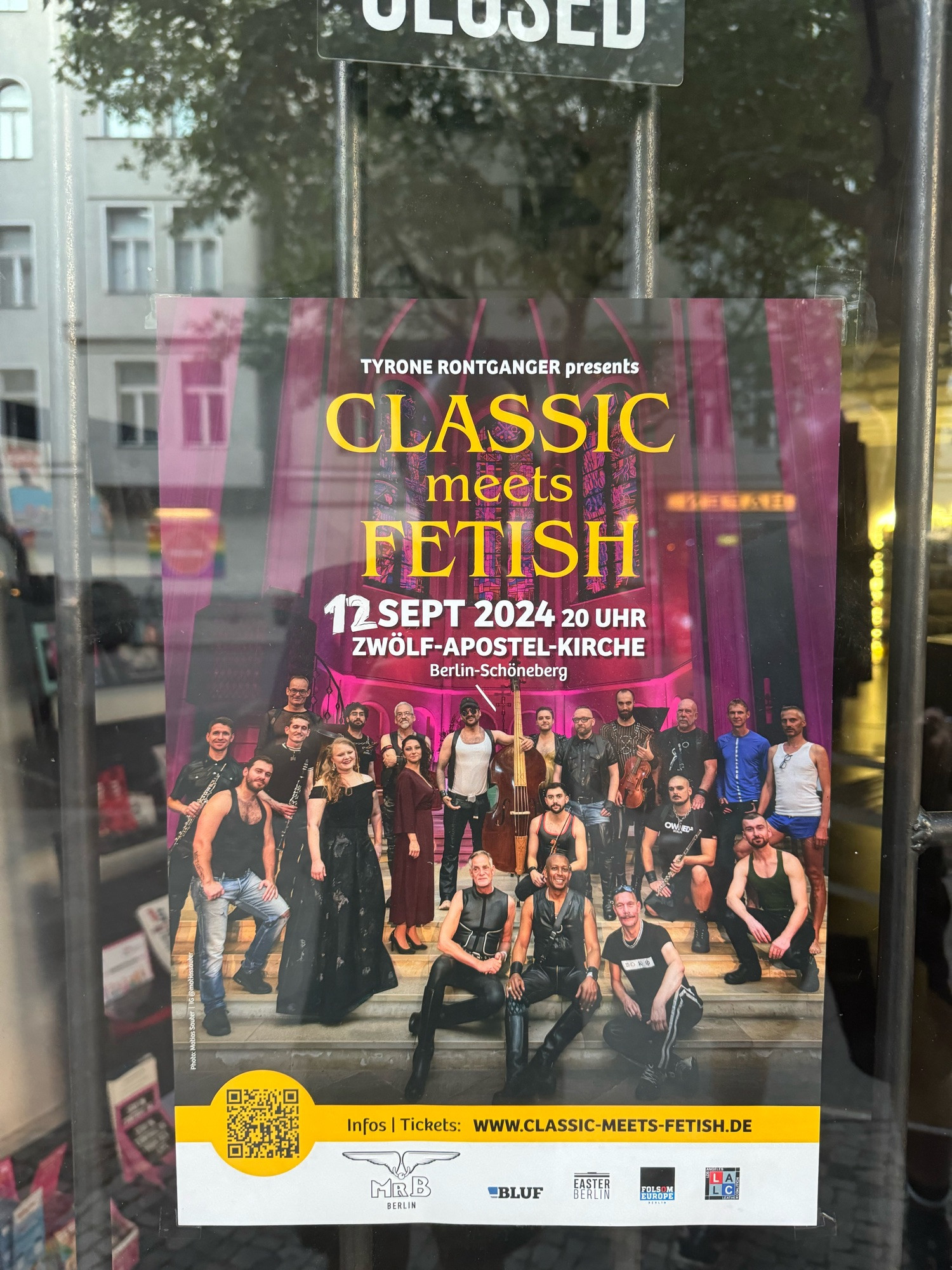 pôster de um concerto de música clássica chamado “classic meets fetish”