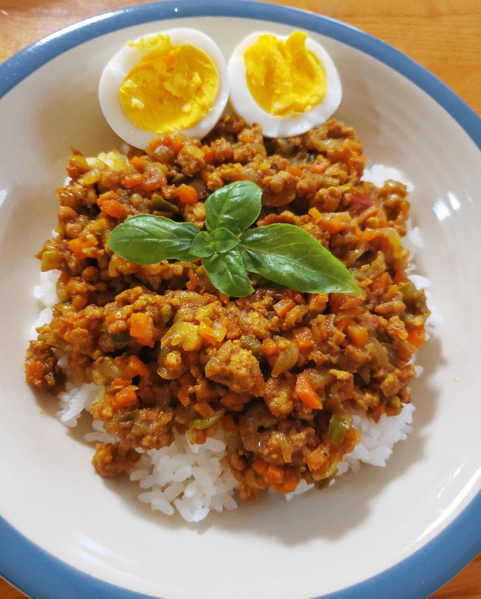 キーマカレーの上にバジル横に茹で卵