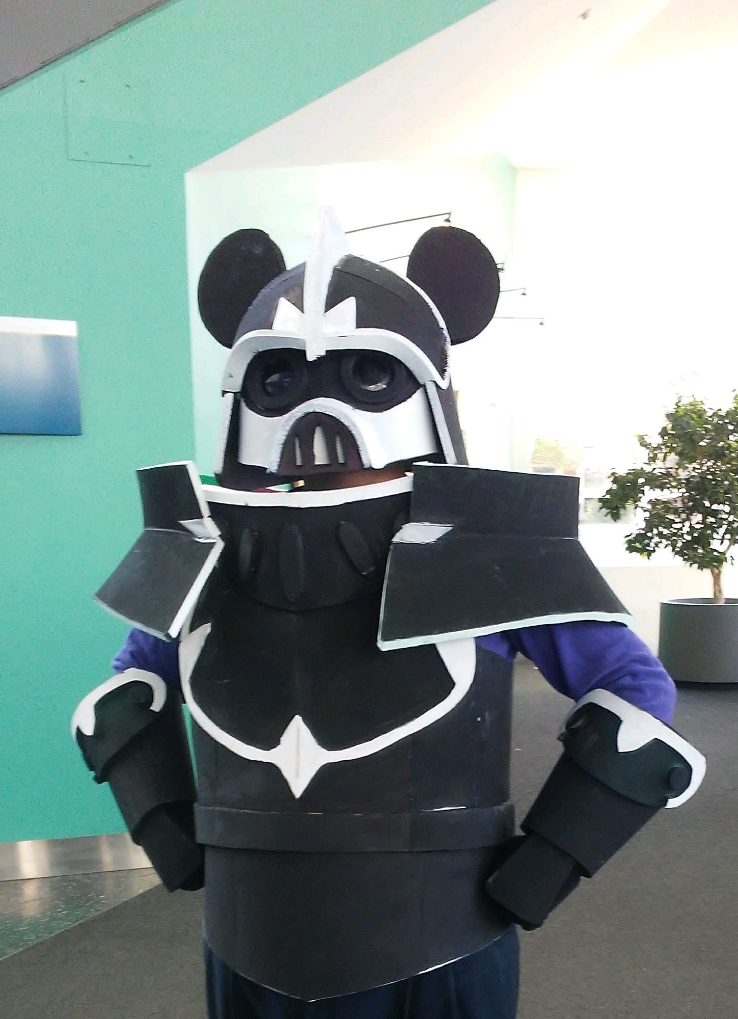 Photograph from 2018 of a cosplay of the Black Knight Mouse Guard from Ni No Kuni 2