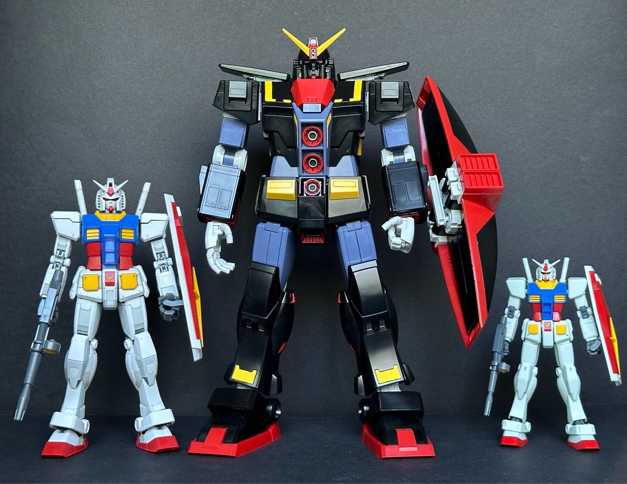 The HGUC Psyco Gundam between the Master Grade RX-78-2 and HGUC RX-78-2 to show the size difference.