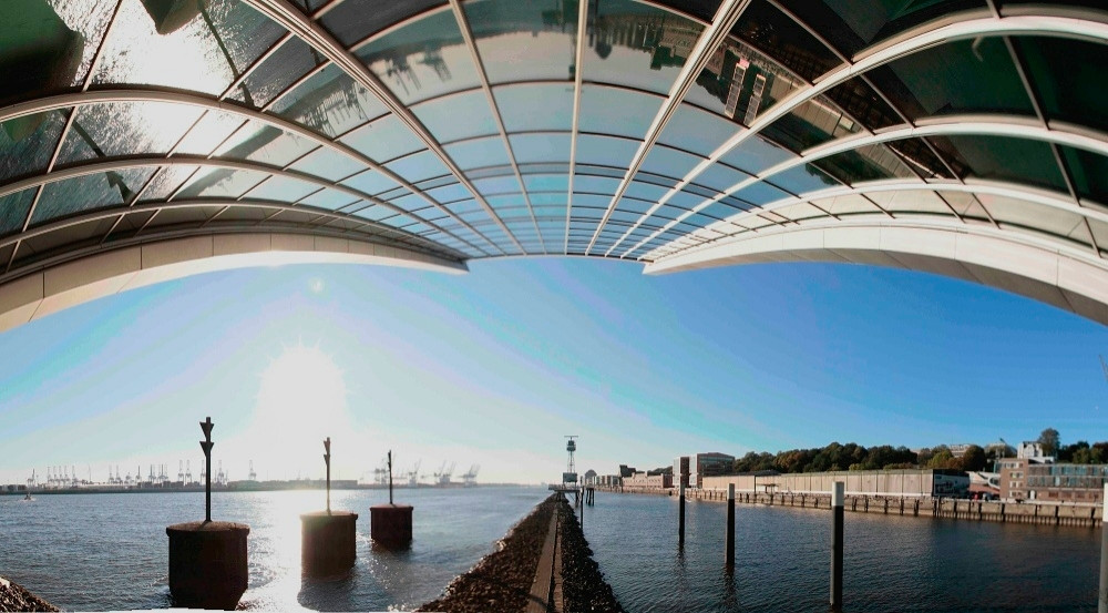 Panorama vom Dockland Westseite mit Blick auf die Elbe bei Sonnenschein und blauem Himmel