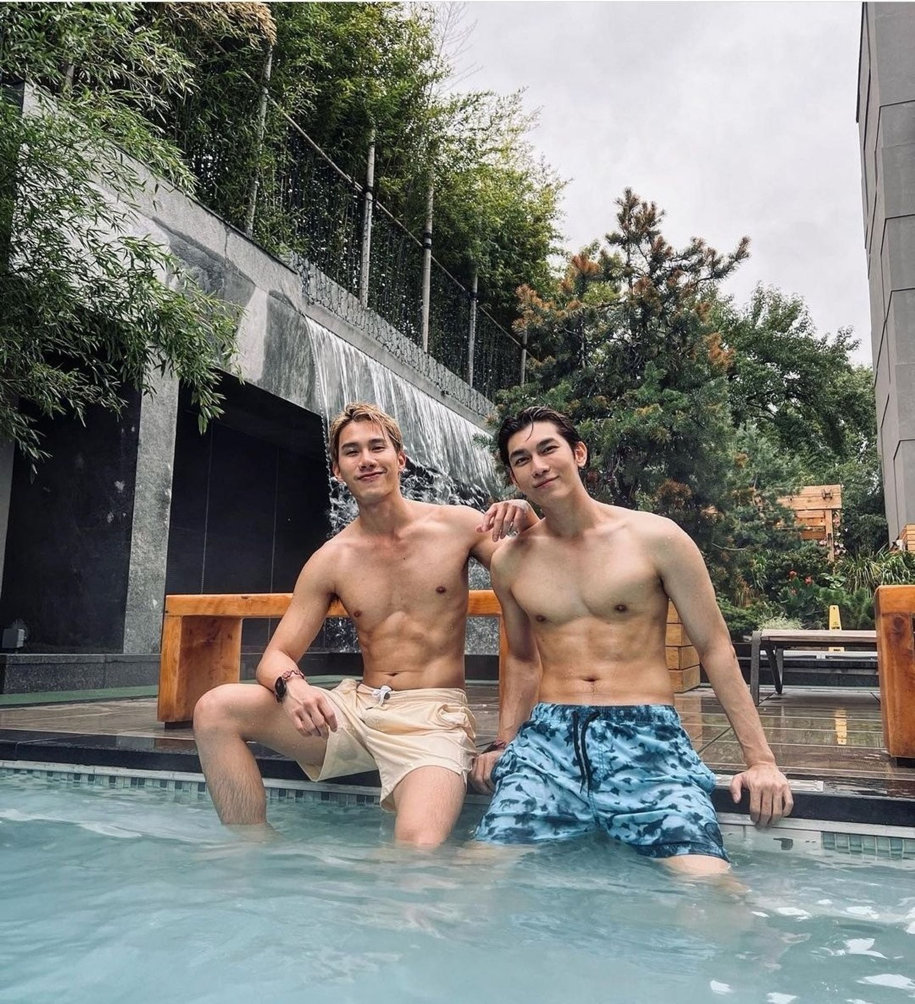 tul and mew sittinf with their legs in a pool