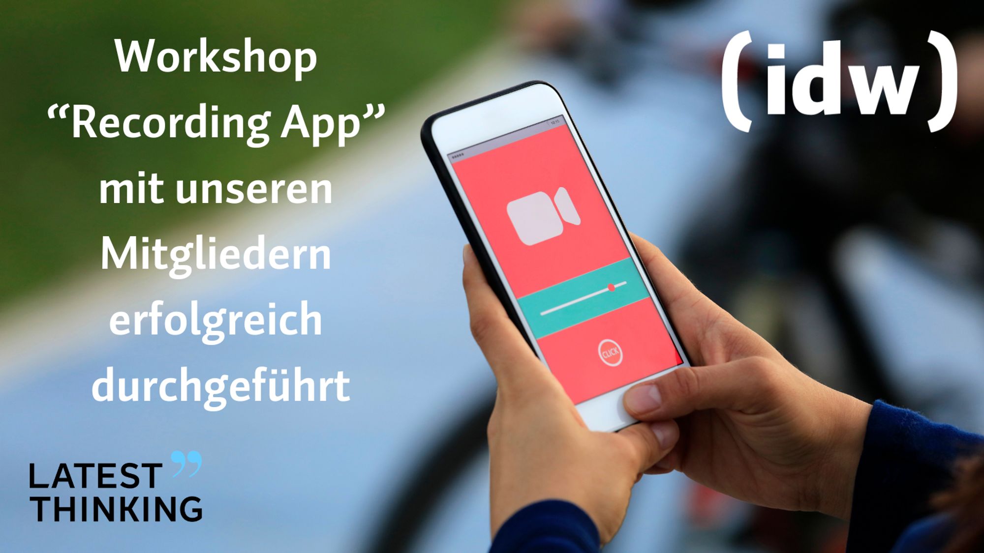 Bildtext Workshop "Recording App" mit unseren Mitgliedern erfolgreich durchgeführt. Es sind die Logos von idw und Latest Thinking sowie im Hintergrund ein Foto von Händen, die ein Smartphone halten. Auf dem Handy ist die Kamerafunktion sichtbar.