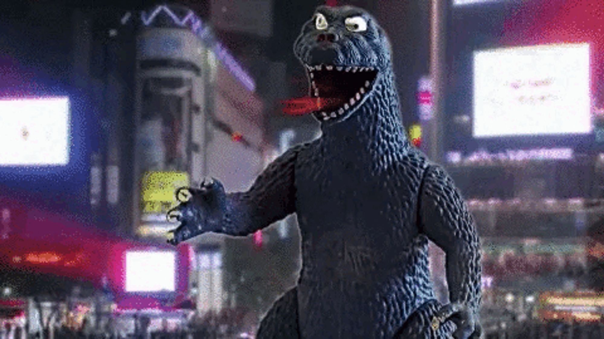 Figurine de Godzilla qui crache du feu, Time Square en fond