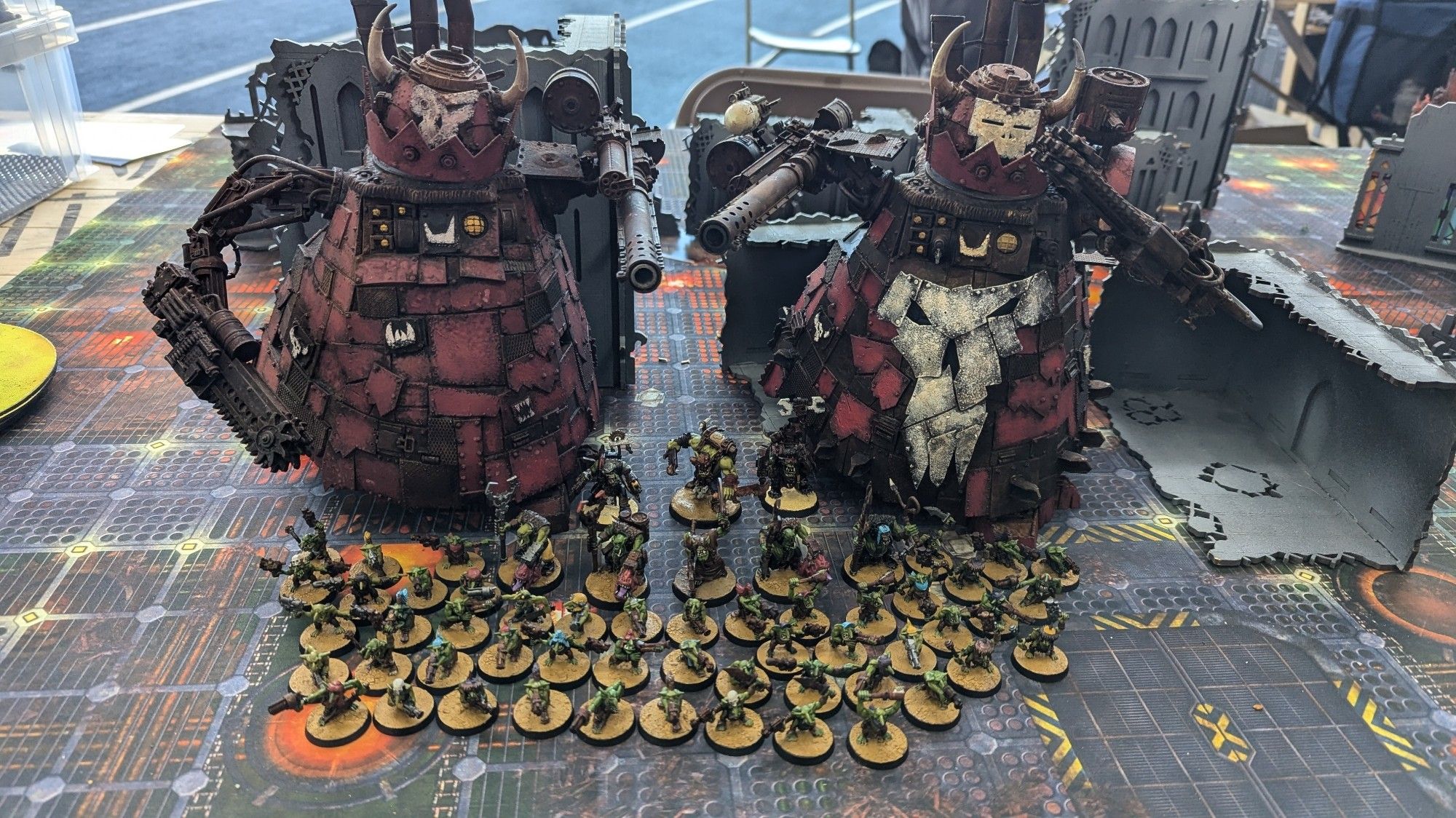 Picture of a Warhammer 40000 army. Orks, 2 stompas, 50 grots, 8 orks.