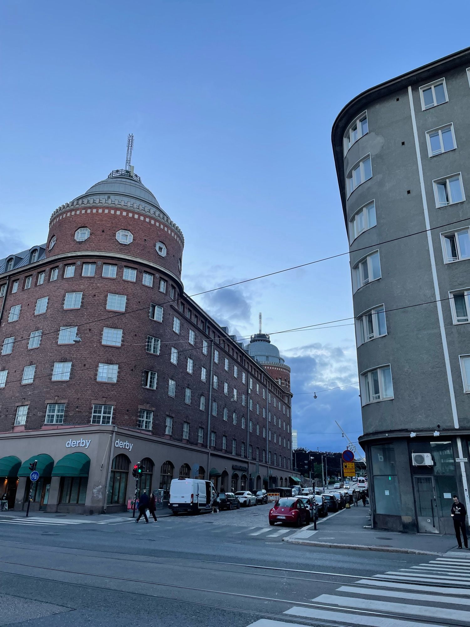 Hakaniemi, Arena-talo. Hämeentien ylittävä suojatie.