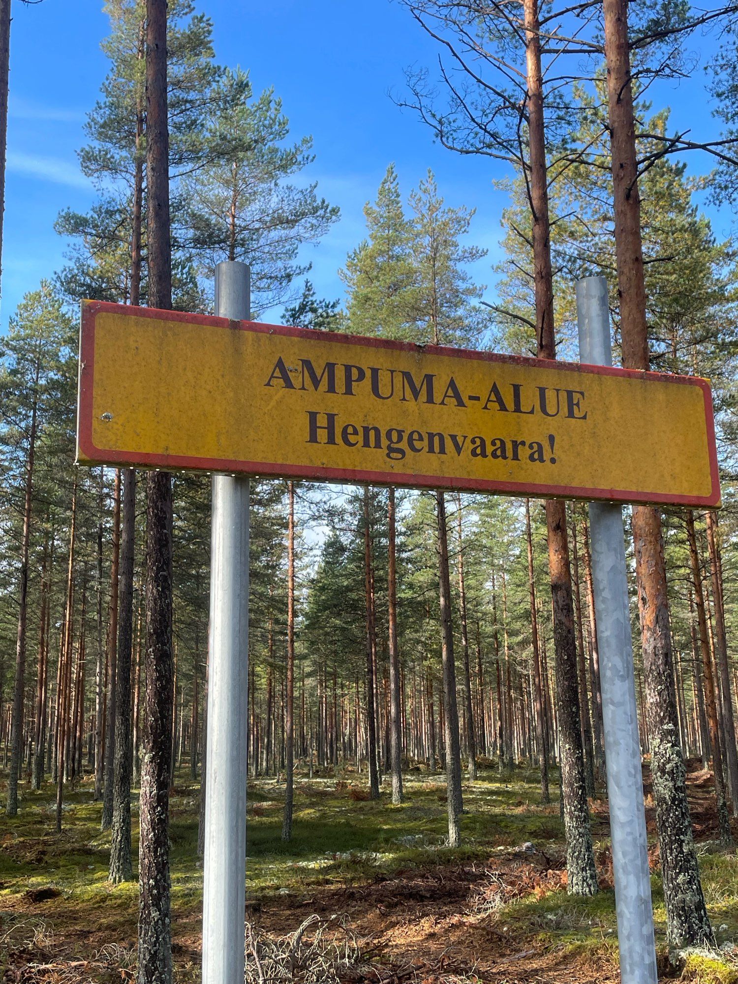 Kyltti: ”Ampuma-alue, hengenvaara”