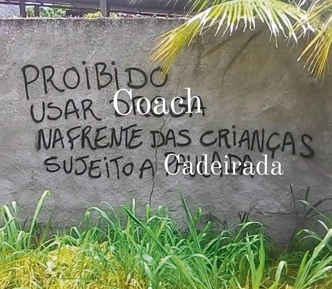 Pichaçao no muro "proibido usar droga na frente das crianças sujeito a paulada" com as palavras DROGA trocada por Coach, e paulada por cadeirada