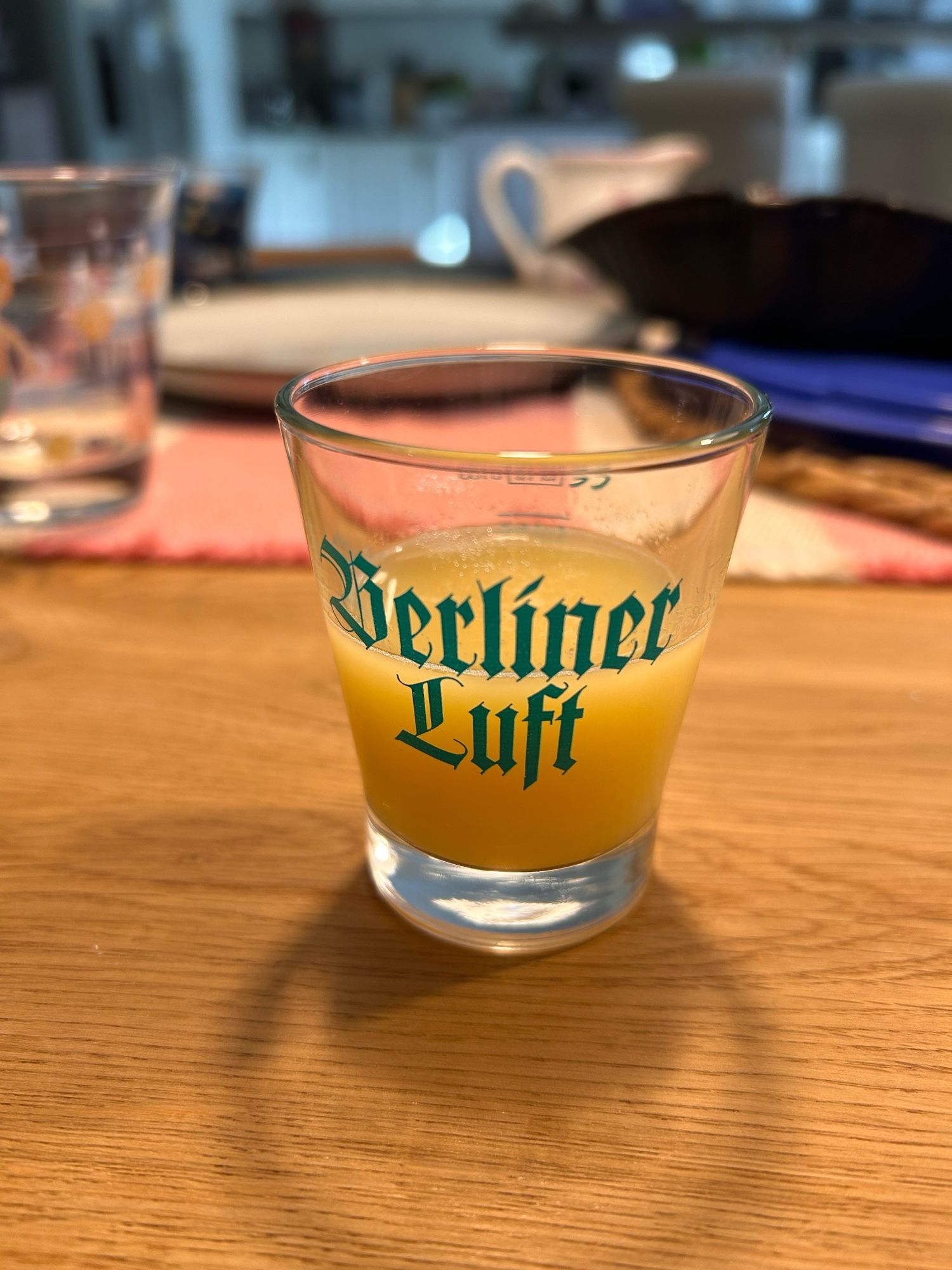 Ein Berliner Luft-Glas, in dem gelber Ingwer-Saft ist.