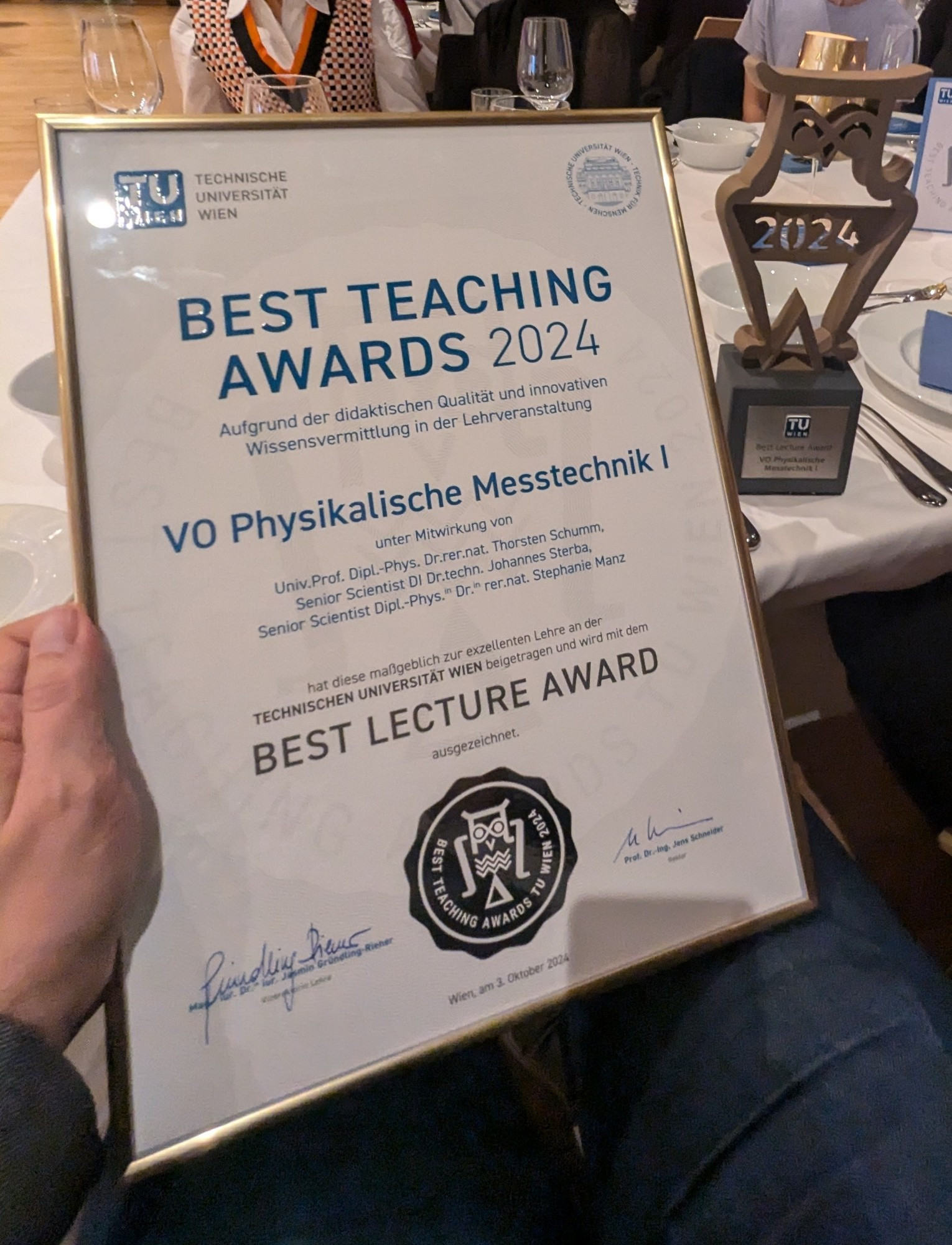 Ein Pokal in Form der TU Eule und ein Zertifikat, dass wir den Best Lecture Award bekommen haben