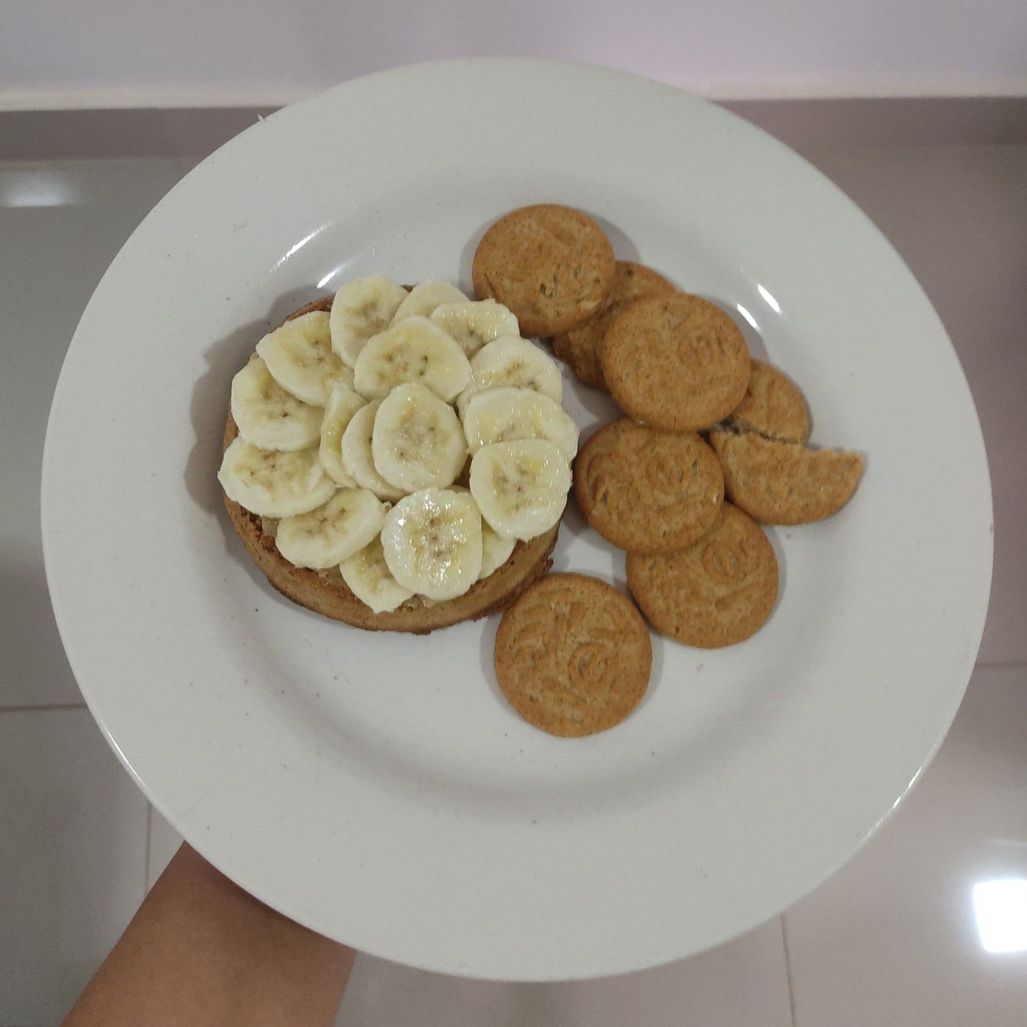 waffle  meio  integral  com  pasta  de  amendoim  ,  geleia  de  damasco  e  banana
bolachas granola e mel lev