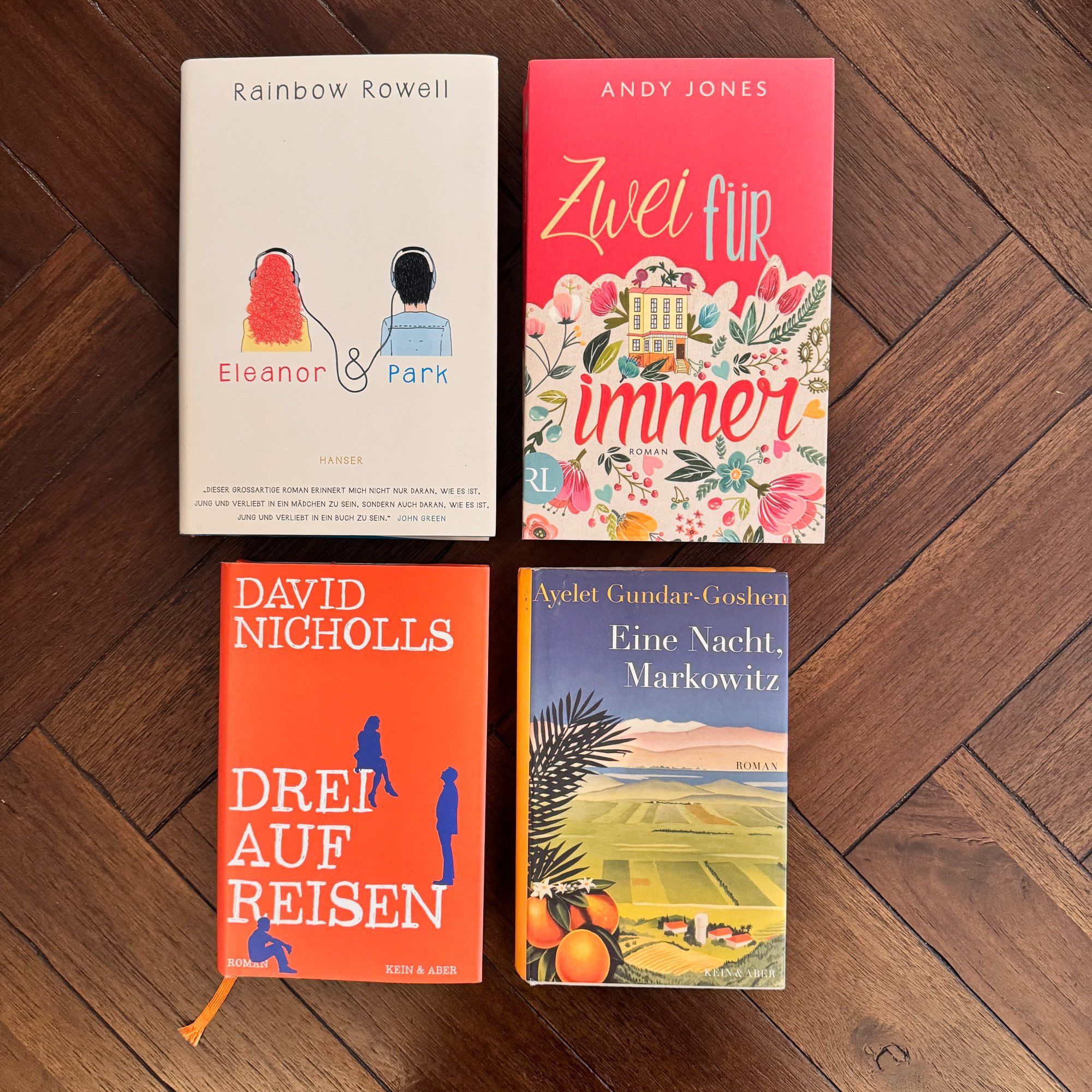 Vier Bücher auf einem Tisch
- Rainbow Rowell: Eleanor & Park
- Andy Jones: Zwei für immer
- David Nicholls: Drei auf Reisen
- Ayelet Gundar-Goshen: Eine Nacht. Markowitz