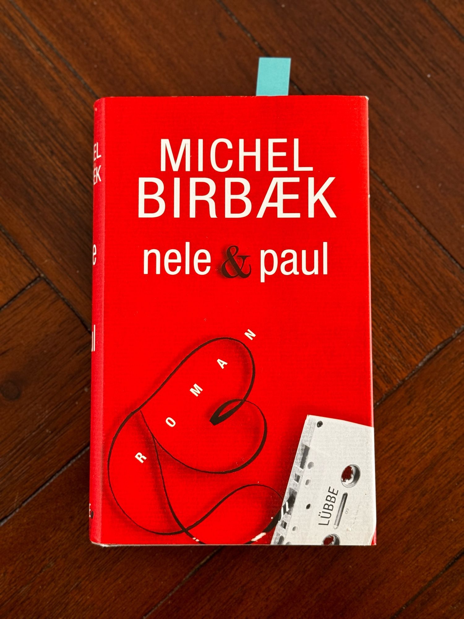 Buch auf Tisch. „nele & paul“ von Michel Birbæk, erschienen bei Lübbe.