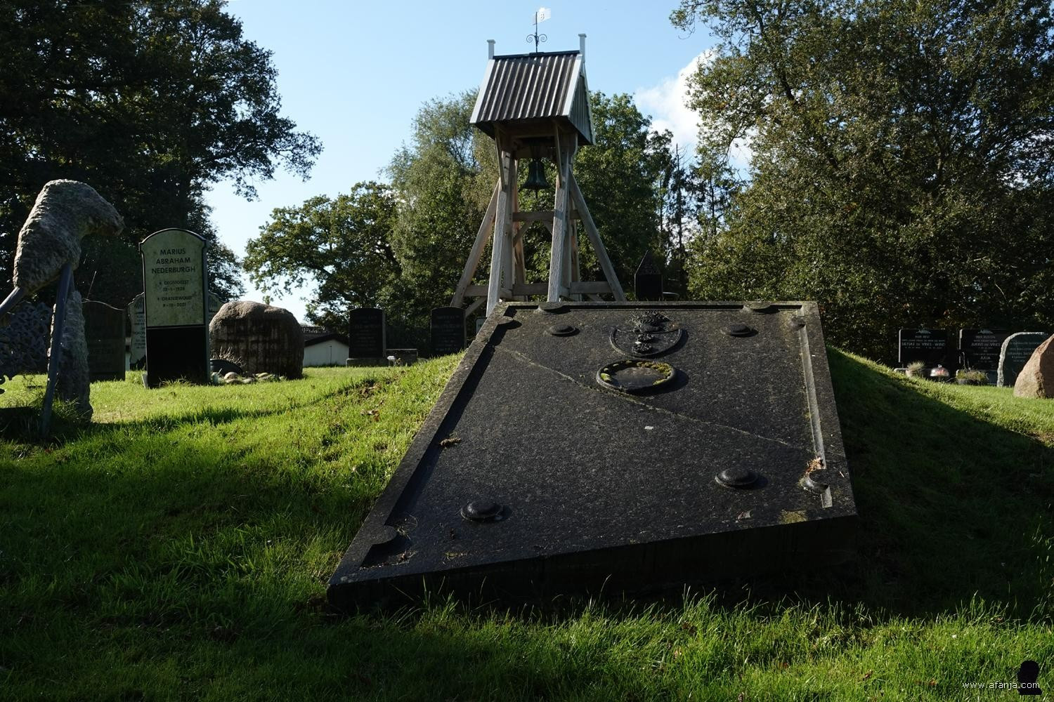 de grafkelder van de familie de Blocq van Scheltinga met de asymmetrische sluitsteen op de oude begraafplaats van Brongergea