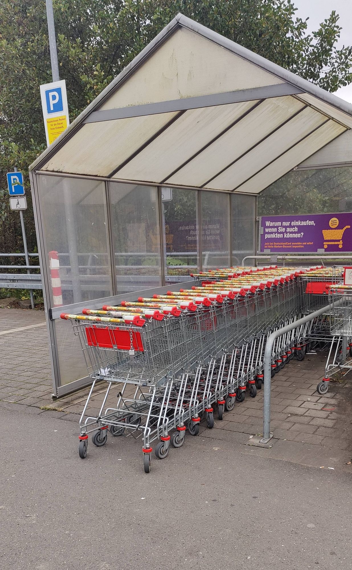 Von 3 Reihen Einkaufswagen steht eine bis auf die Fahrspur