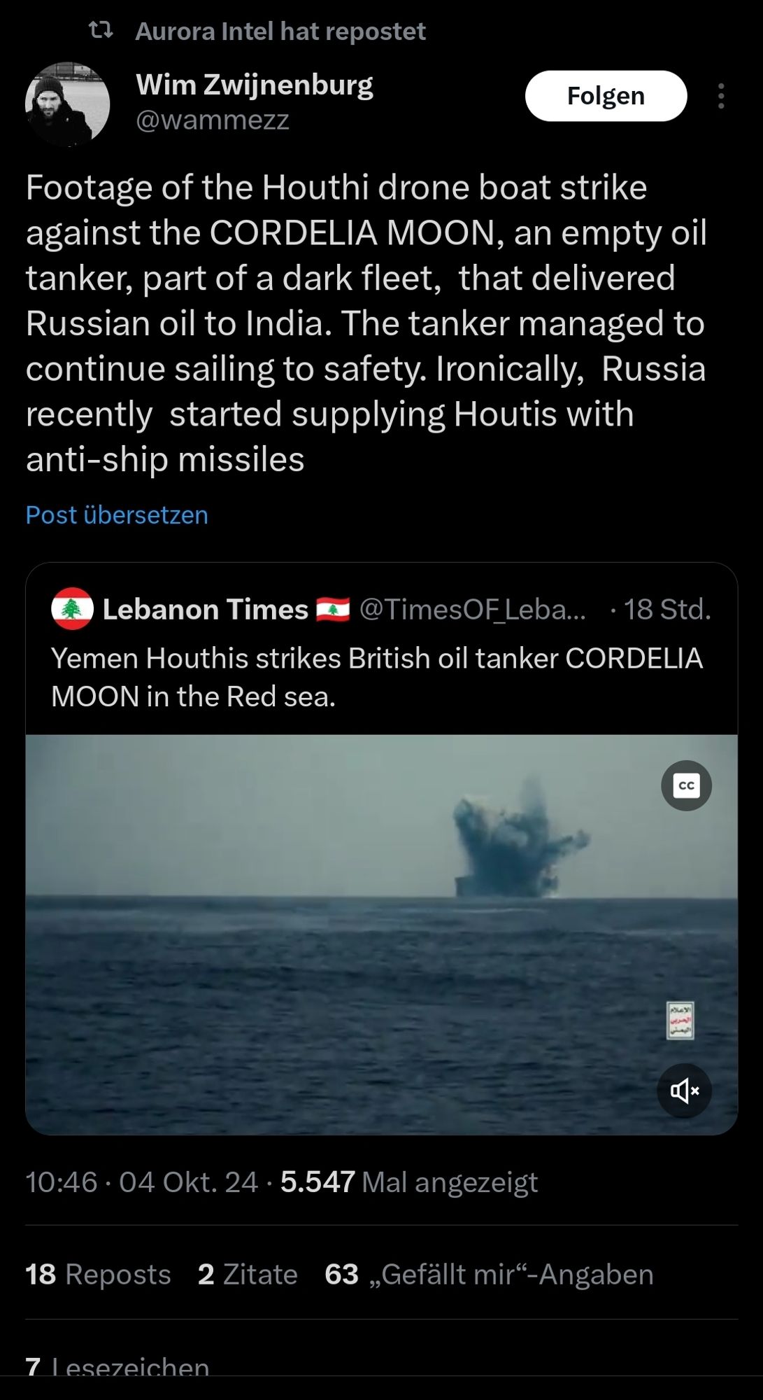 Das Bild zeigt einen Tweet von Wim Zwijnenburg, der von Aurora Intel geteilt wurde. Der Tweet enthält ein Video eines Drohnenangriffs der Houthi-Rebellen auf den leeren Öltanker "Cordelia Moon" im Roten Meer. Der Tanker war Teil einer sogenannten "Dark Fleet" und hatte zuvor russisches Öl nach Indien geliefert. Trotz des Angriffs konnte der Tanker in Sicherheit gebracht werden.
Der Tweet weist auf die Ironie hin, dass Russland, das die Houthi-Rebellen mit Anti-Schiffs-Raketen beliefert, gleichzeitig von diesen angegriffen wird.
Der Tweet von Lebanon Times bestätigt den Angriff der Houthi-Rebellen auf den britischen Öltanker "Cordelia Moon" im Roten Meer.