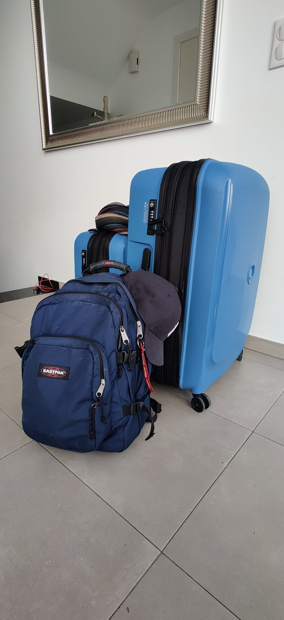 Un set de valises et un sac a dos...