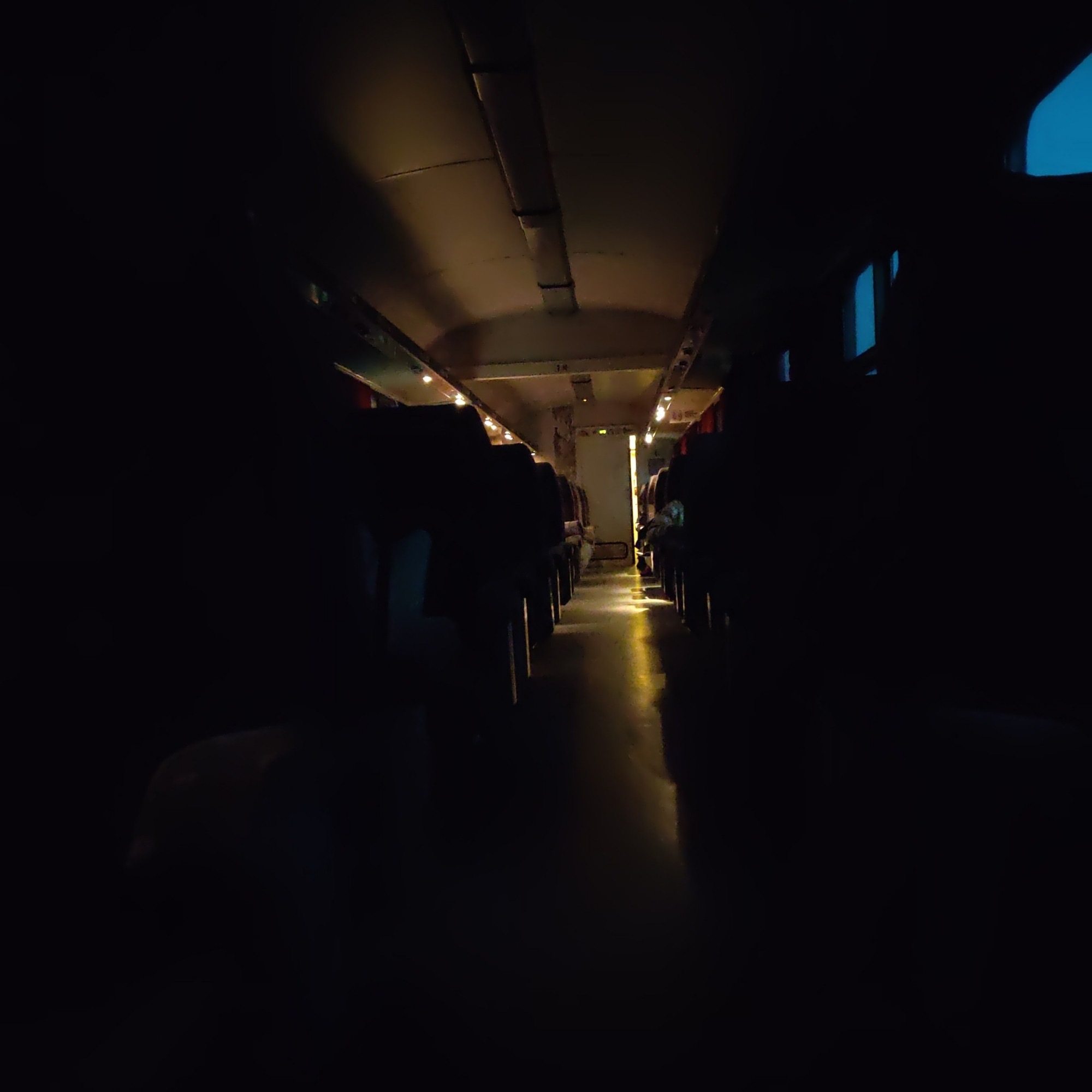 Le train complètement (ou presque) dans le noir...