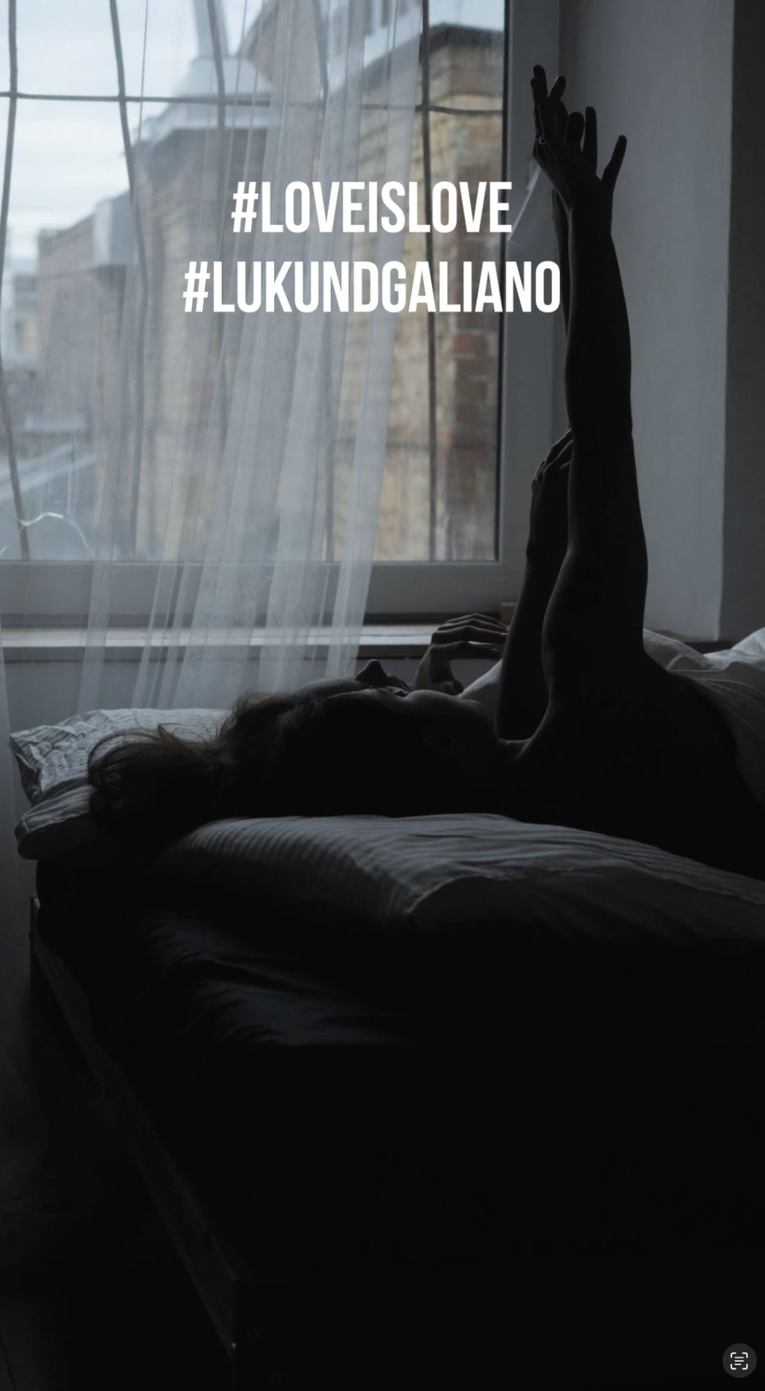 #loveislove #LukUndGaliano

Two women lying in bed in front of a window looking et each other's hands