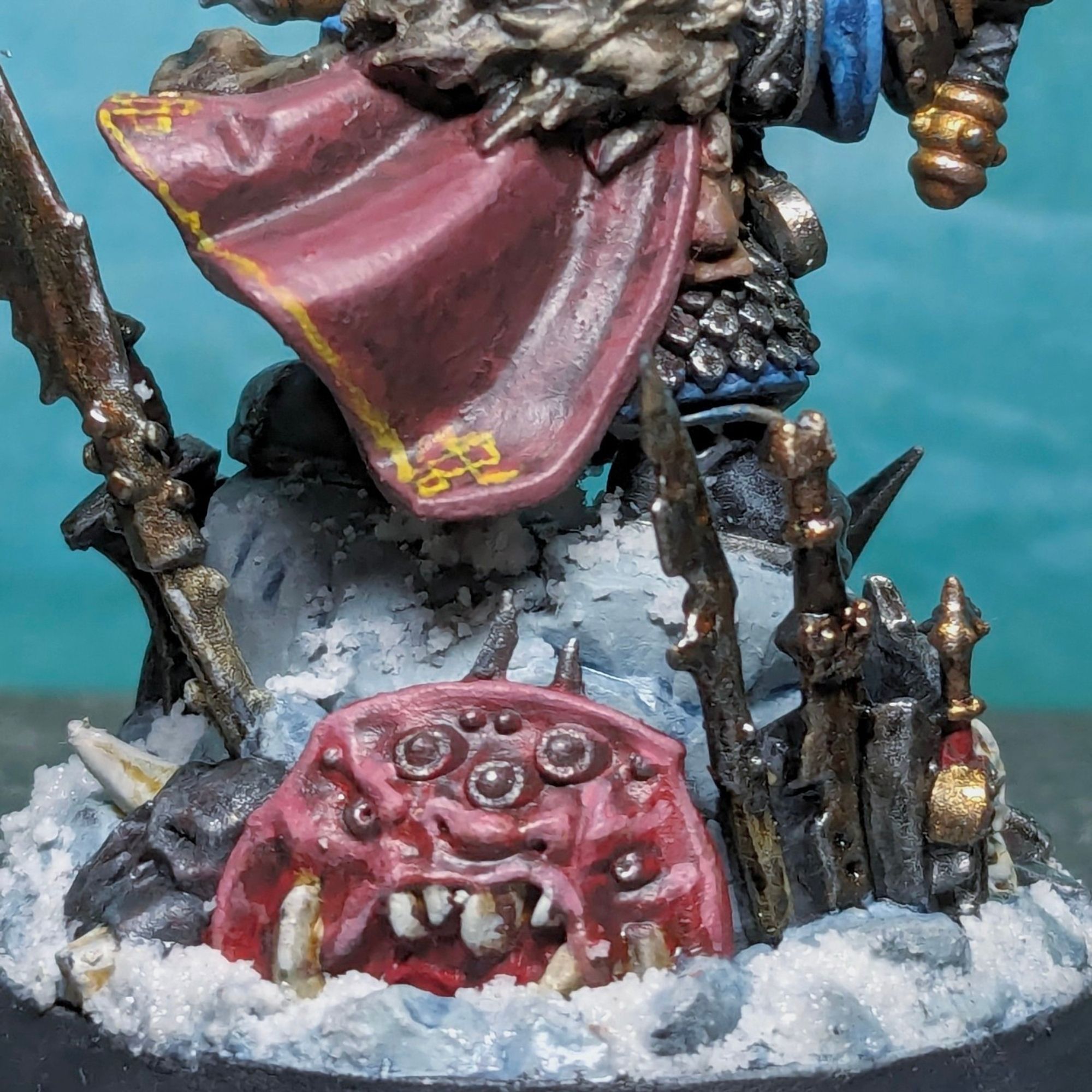 Close up of the reverse of the model, detailing the red cloak and fallen kruleboys shield on the base