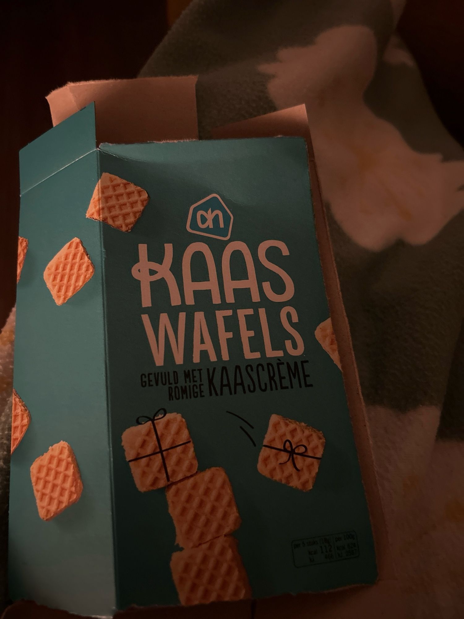 Verpakking van een doosje kaaswafeltjes. Van AH. Blauw dus. 
Slap aftreksel van de Bolletjes variant. Die smaakte nog naar Goudse kaas en niet naar tenenkaas.