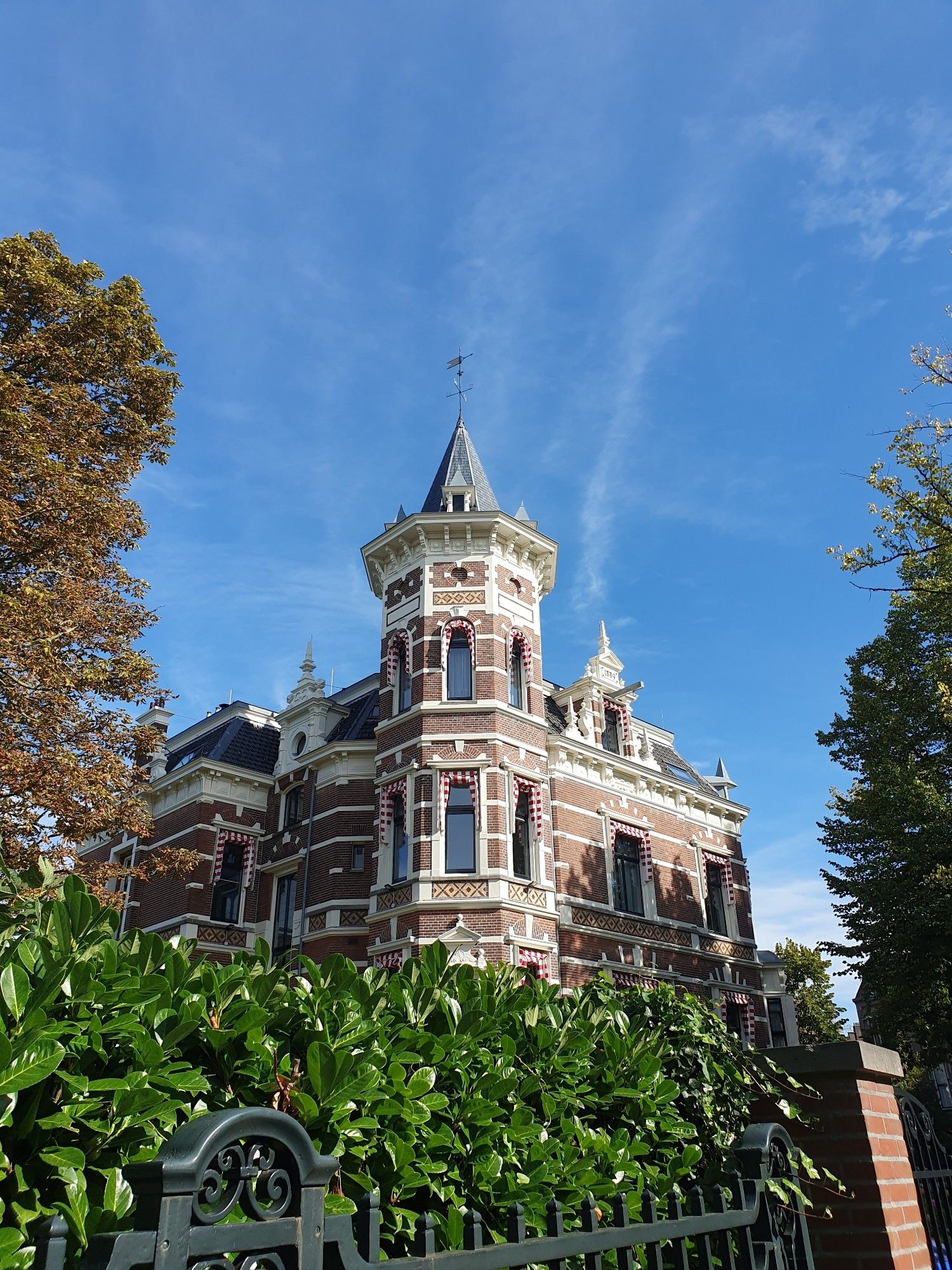 Een huis wat meer op een stadskasteel lijkt. Rode baksteen en veel witte ornamenten. Op de hoek een torentje.