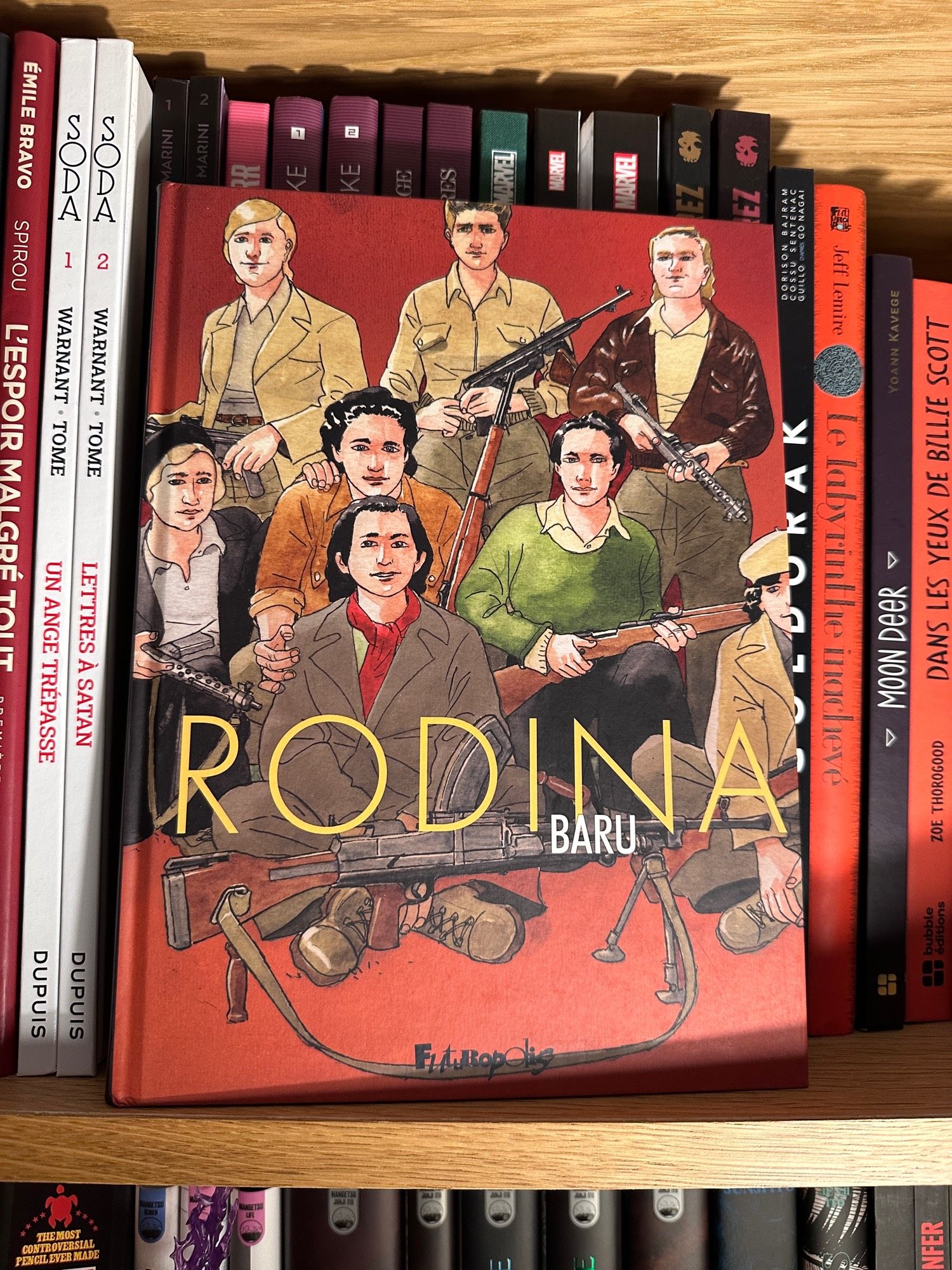 Couverture de la BD Rodina avec l’unité des résistantes qui prennent la pose avec leurs armes