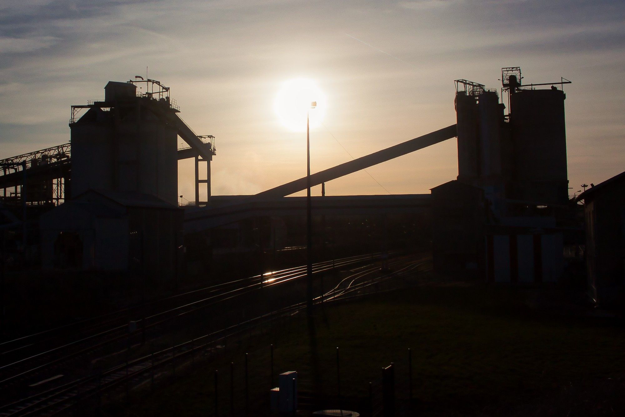 Site industriel très sombre car pris en contre jour d'un soleil pile devant nous. Le ciel est voilé, ce qui rend l'ambiance un peu fantomatique.