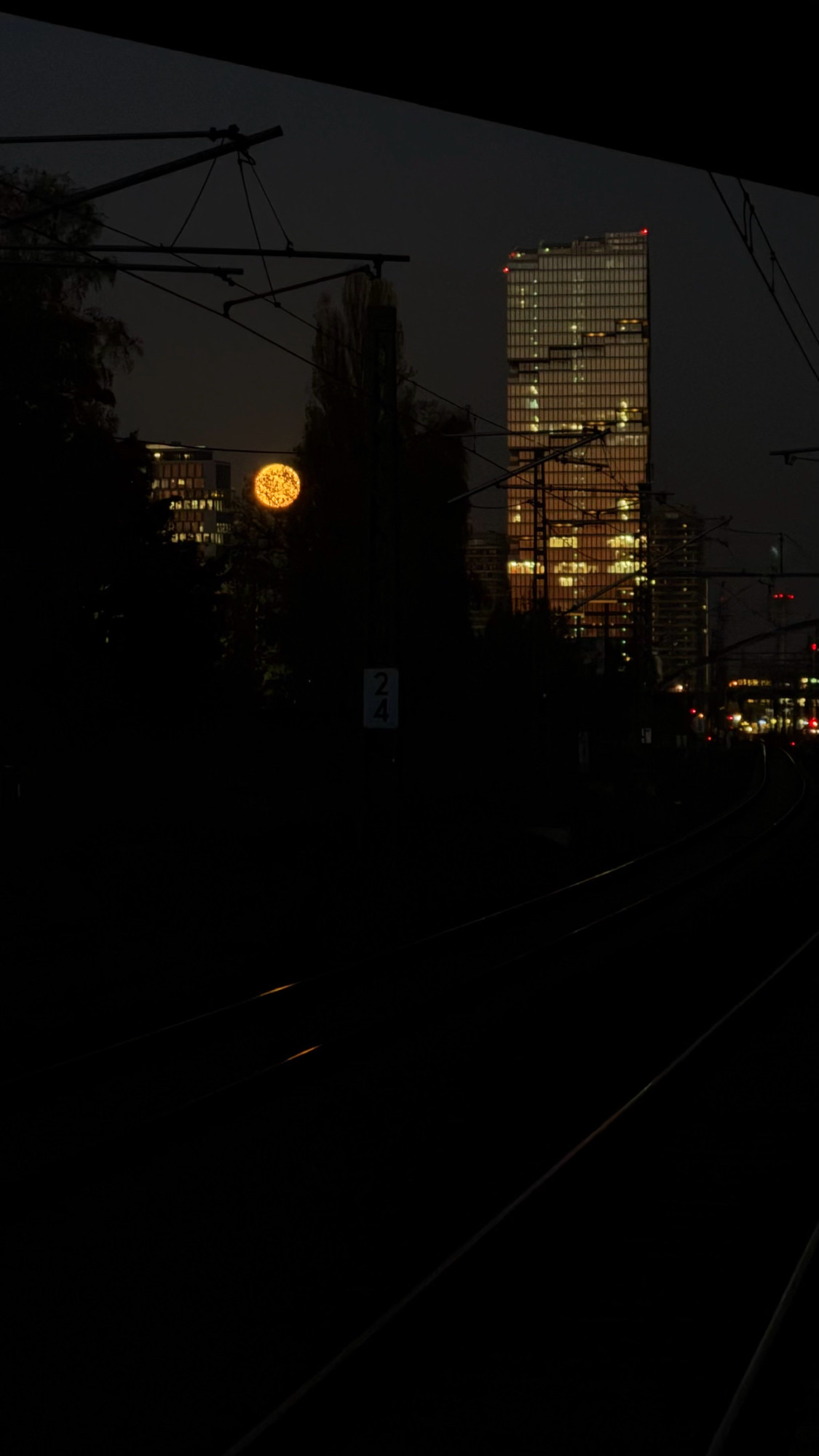 Am Bahnhof Gleis 1 . Blick Richtung Mond. 