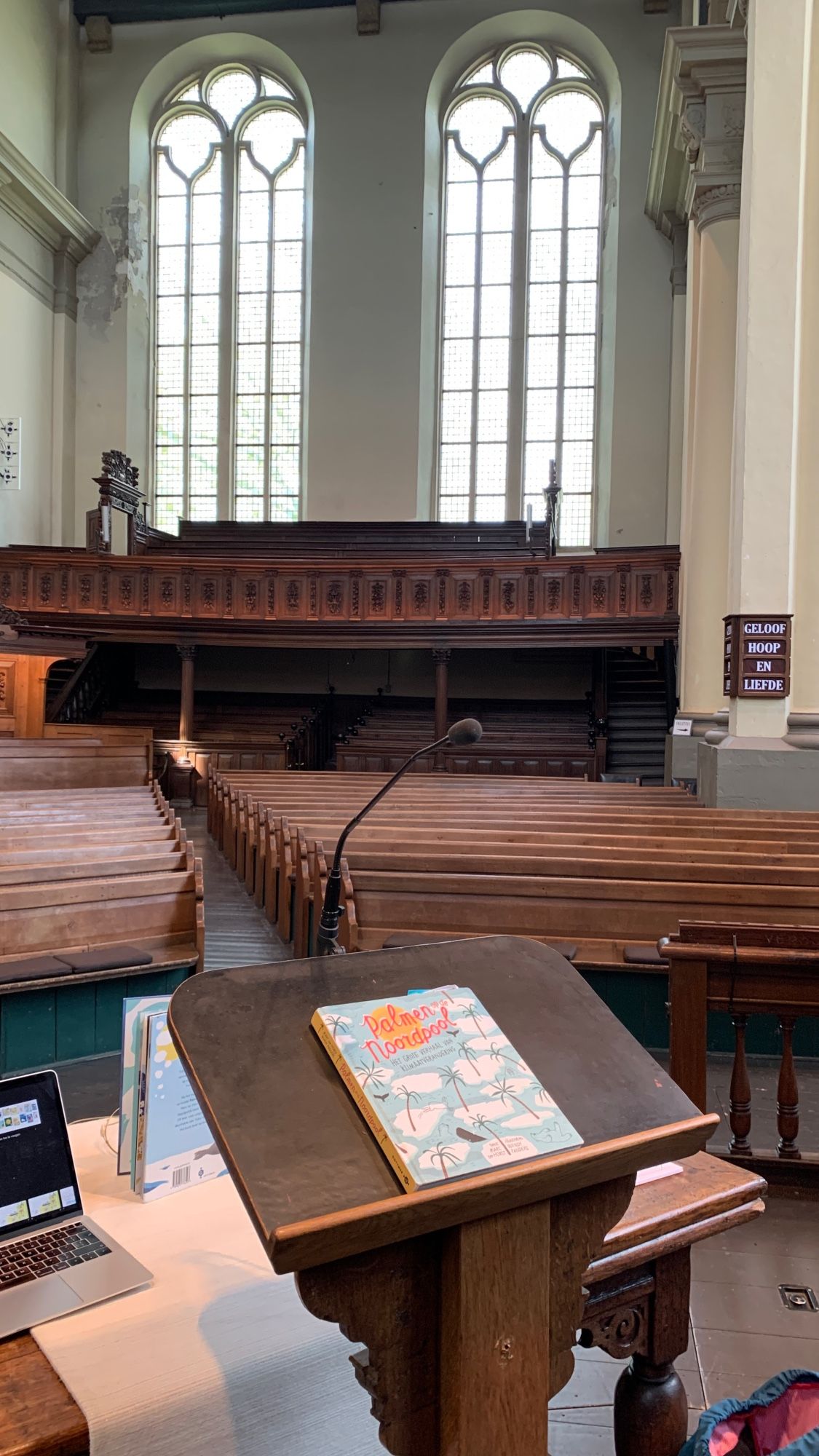 Kinderlezing klimaatverandering in Nieuwe Kerk met oud interieur