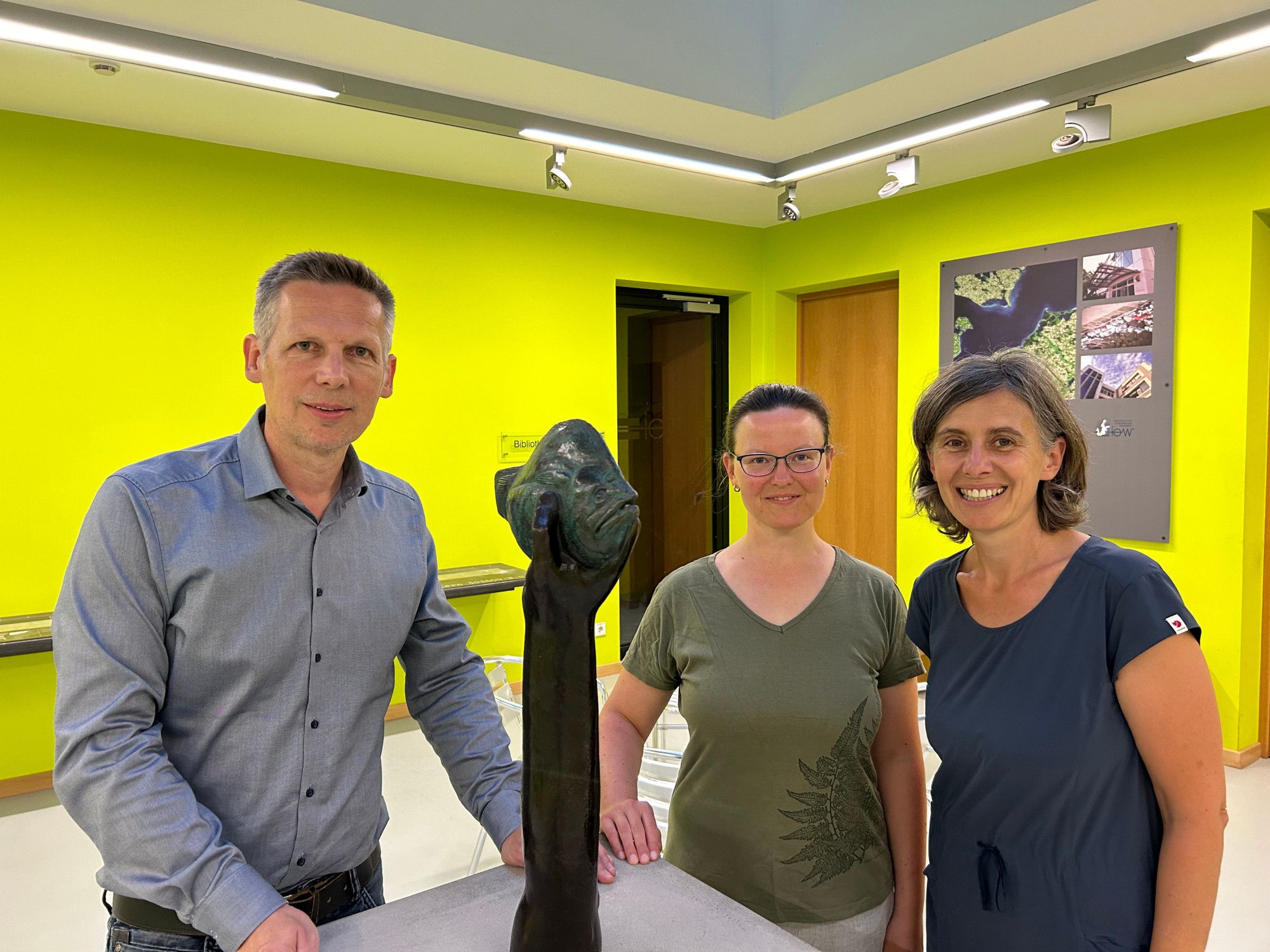 Vergangene Woche zu Gast am IOW im Rahmen der Vortragsreihe Warnemünder Abende: Die frisch gekürte Trägerin des deutschen Umweltpreises und Leiterin des Greifswald Moor Centrums Franziska Tanneberger (r.), hier zusammen mit IOW-Direktor Oliver Zielinski (l.) und Bioinformatikerin und IOW-Co-Referentin Christiane Hassenrück (Mitte).