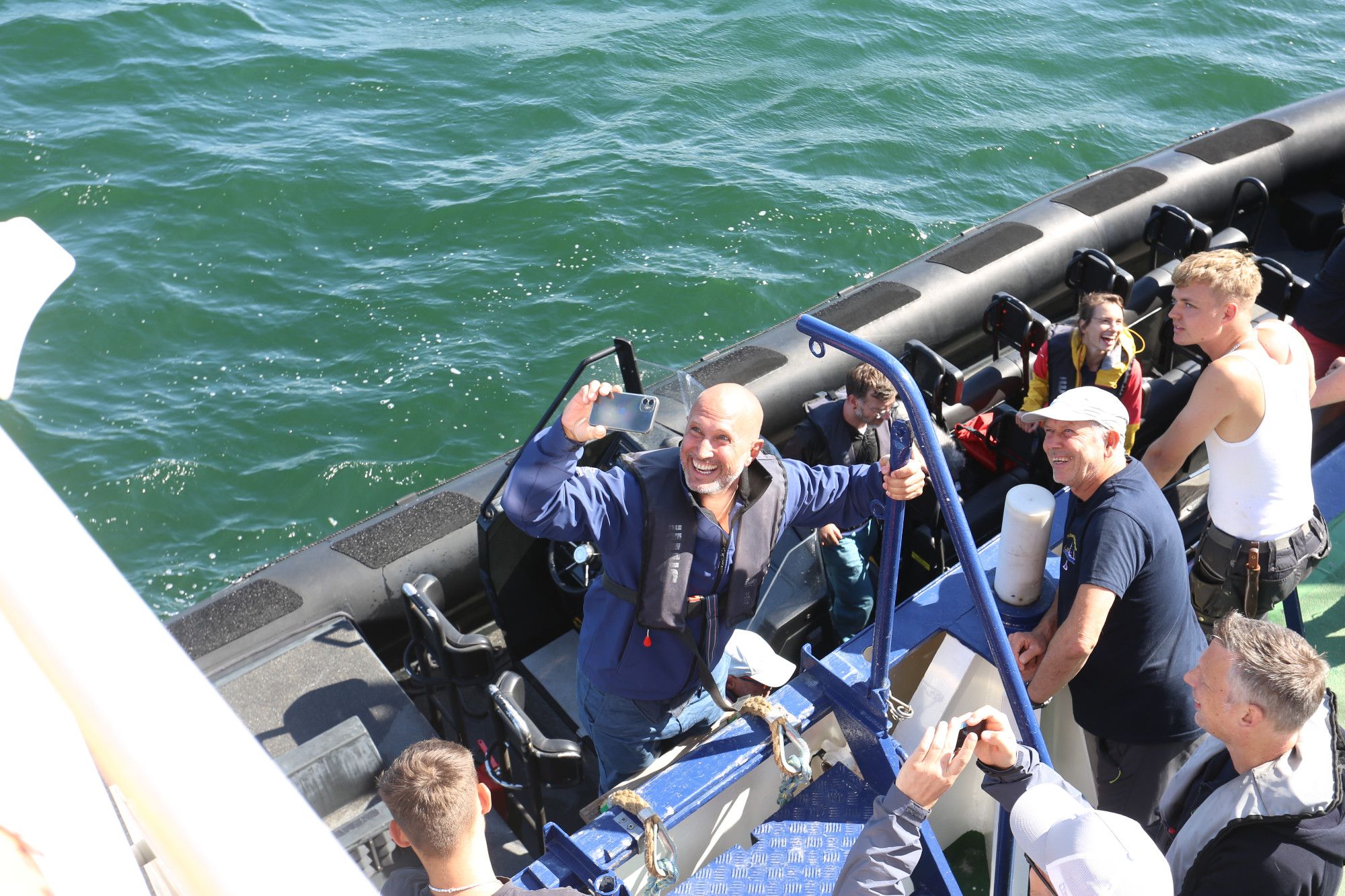 Aufbruch der ARD-TV-Crew nach den Drehabeiten an Bord des IOW-Forschungsschiffes Elisabeth Mann Borgese. Foto: IOW / T. Bruhns