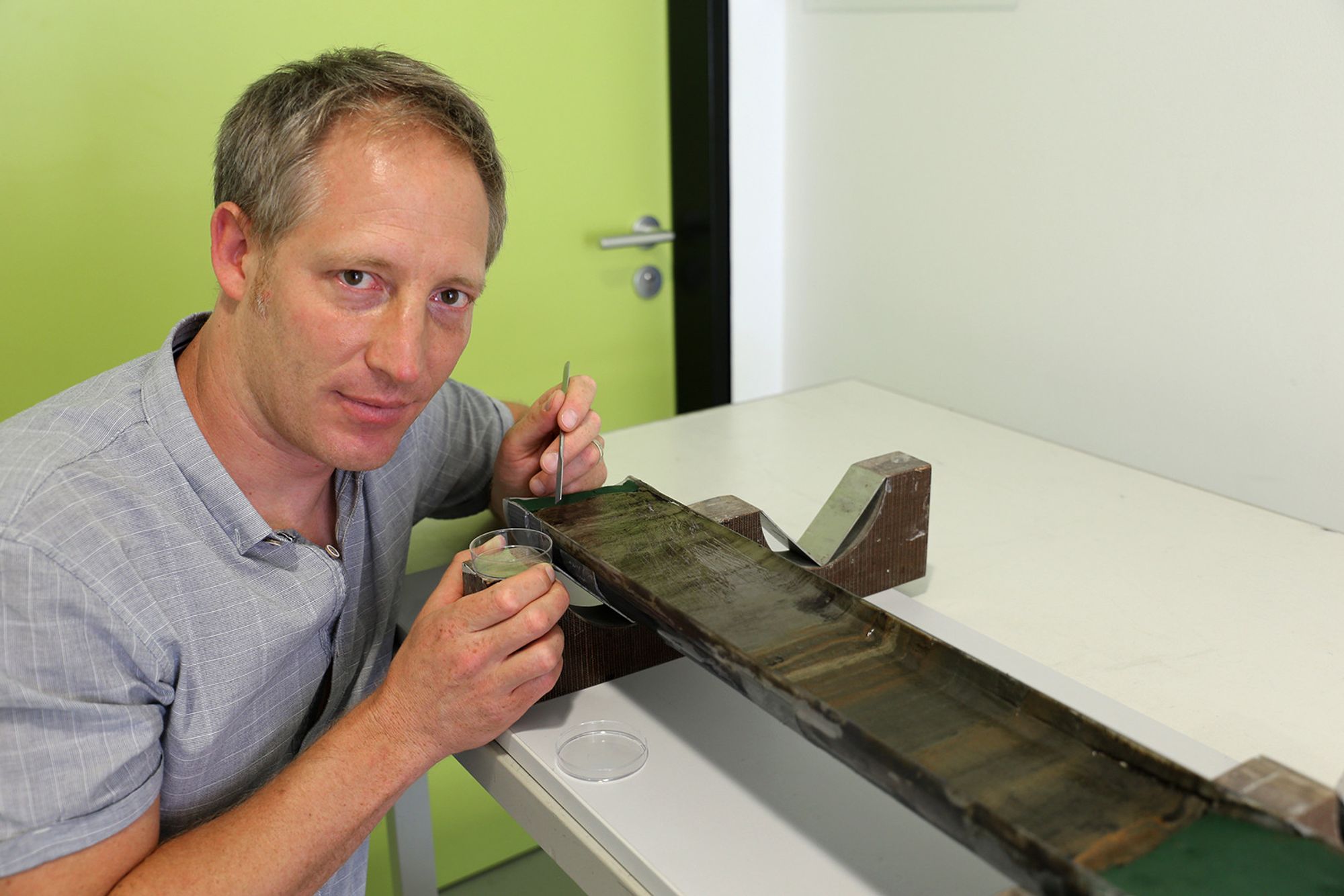 Jérôme Kaiser vom IOW ist Experte für die Analyse von Umweltproxies in Sedimentbohrkernen aus dem Meer, mit deren Hilfe man die Umweltbedingungen in der Erdvergangenheit rekonstruieren kann. (Foto: IOW / K.Beck)