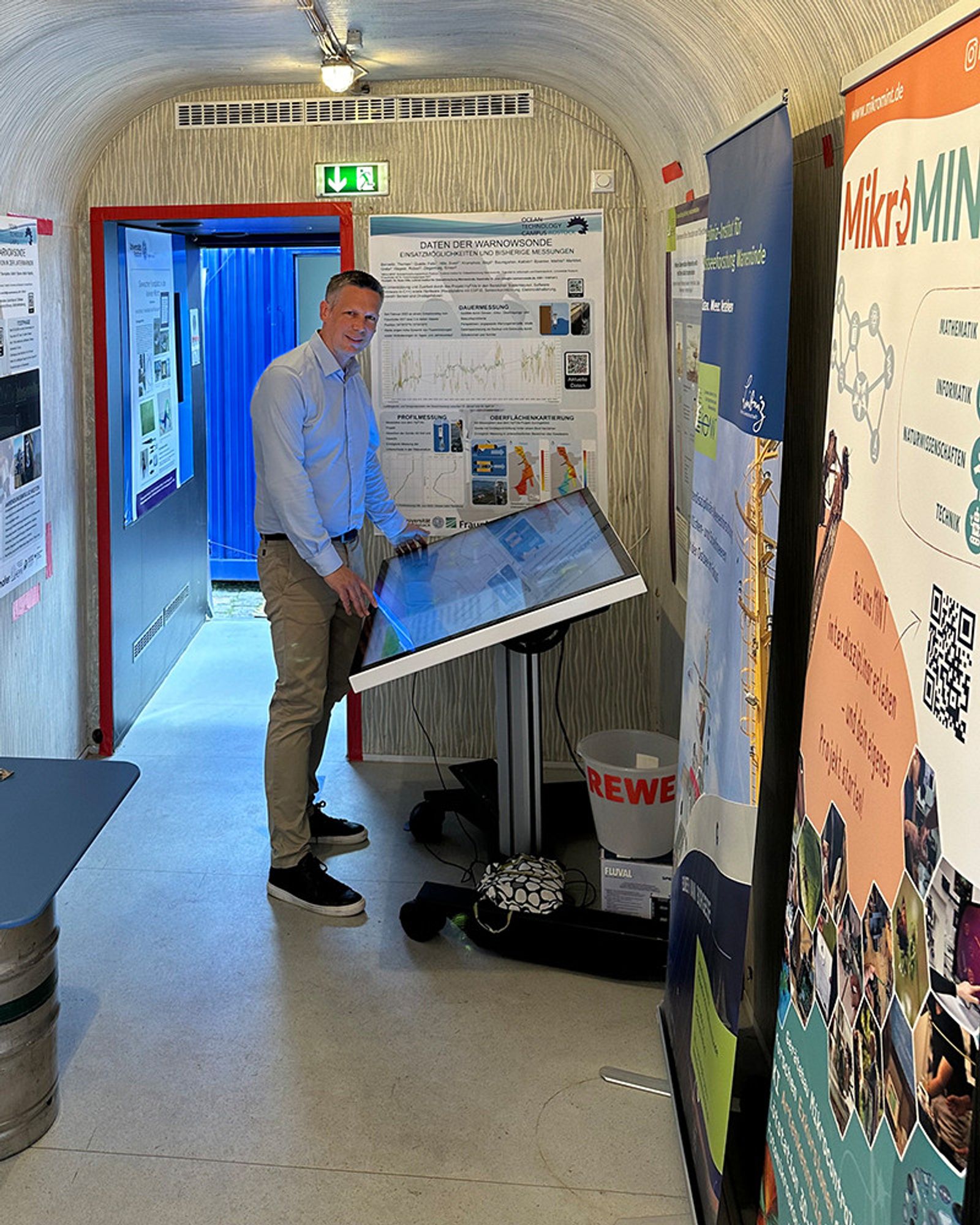 IOW-Direktor Oliver Zielinski bei der Science@Sail am Multitouchtisch des IOW, auf dem die Gäste unter anderem die Live-Messdaten von Messstationen mitten in der Ostsee abrufen konnten. (Foto: Thomas Burmeister, Universität Rostock)